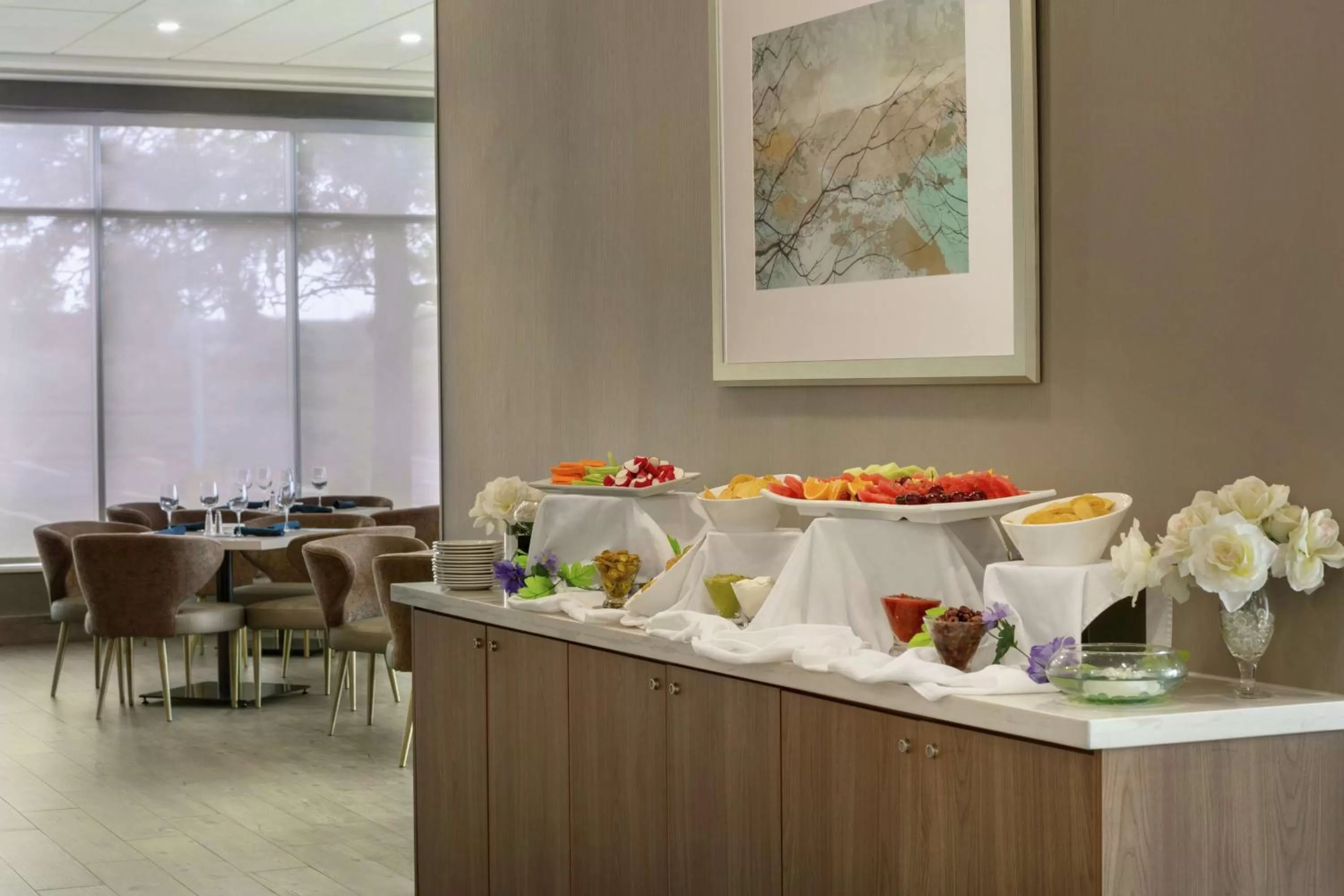 Lounge or bar in Embassy Suites By Hilton Montreal Airport