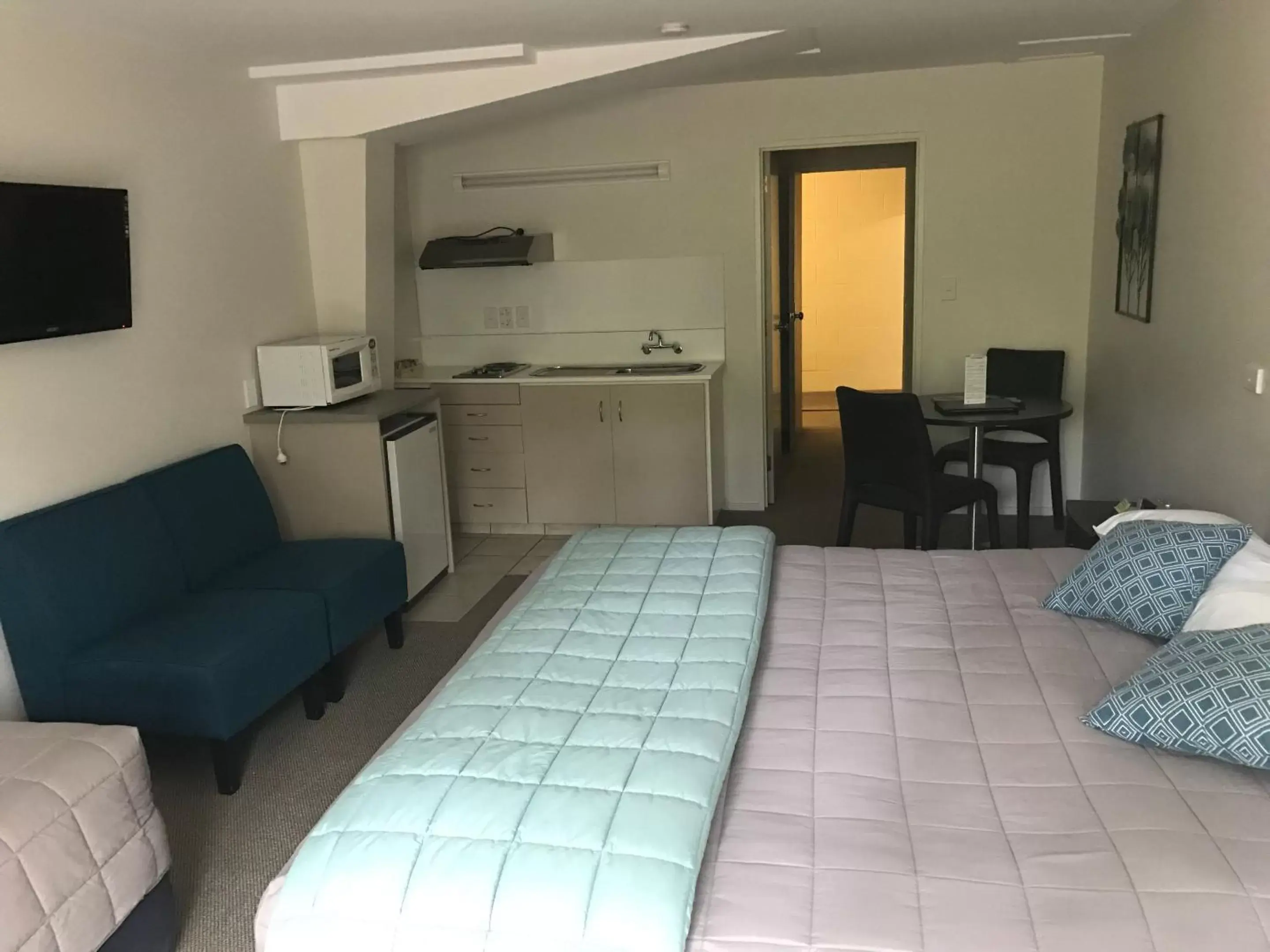 Photo of the whole room, Bed in Earnslaw Lodge Photo of the whole room, Bed in Earnslaw Lodge