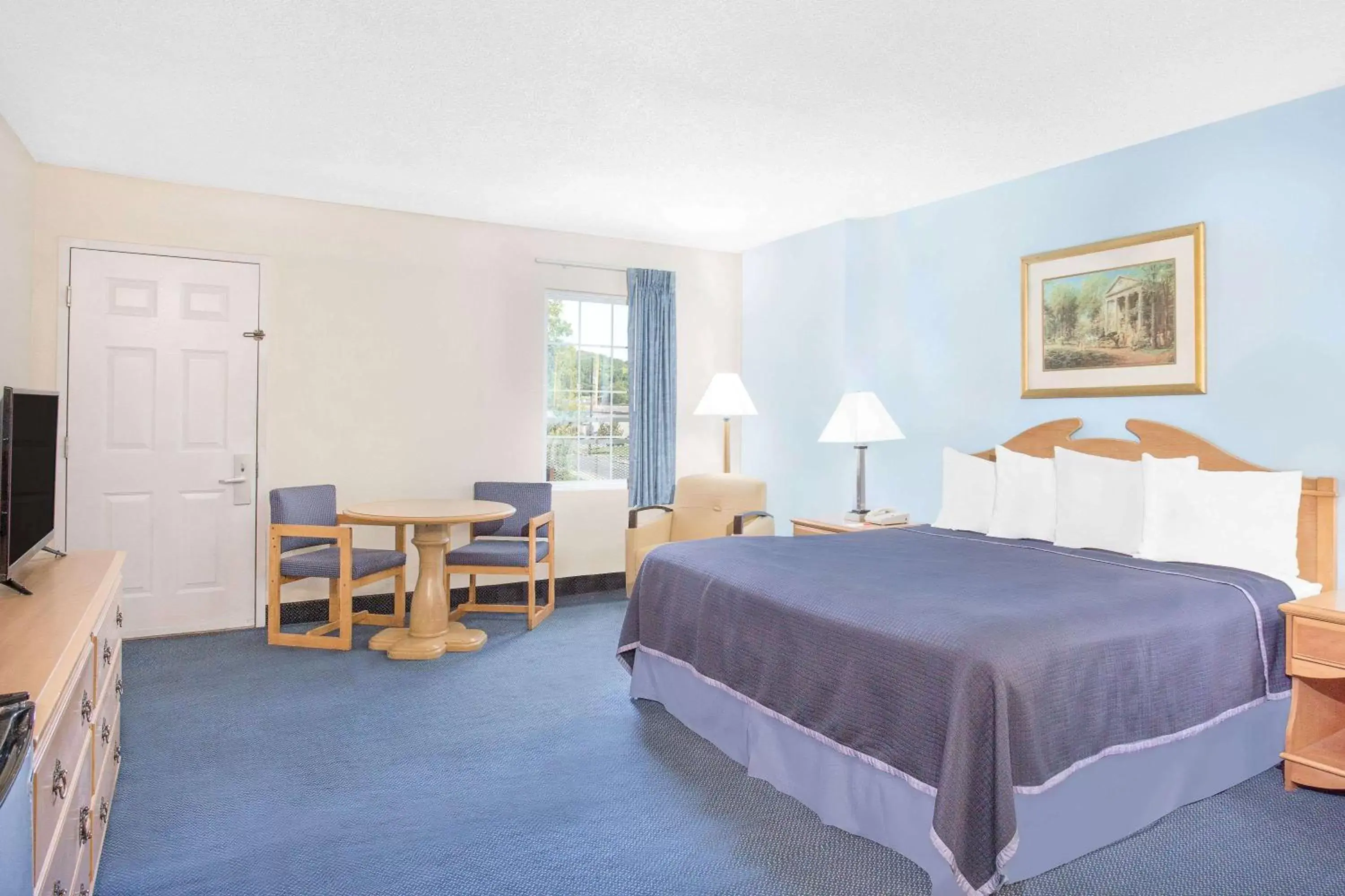 Photo of the whole room, Bed in Howard Johnson by Wyndham Staunton