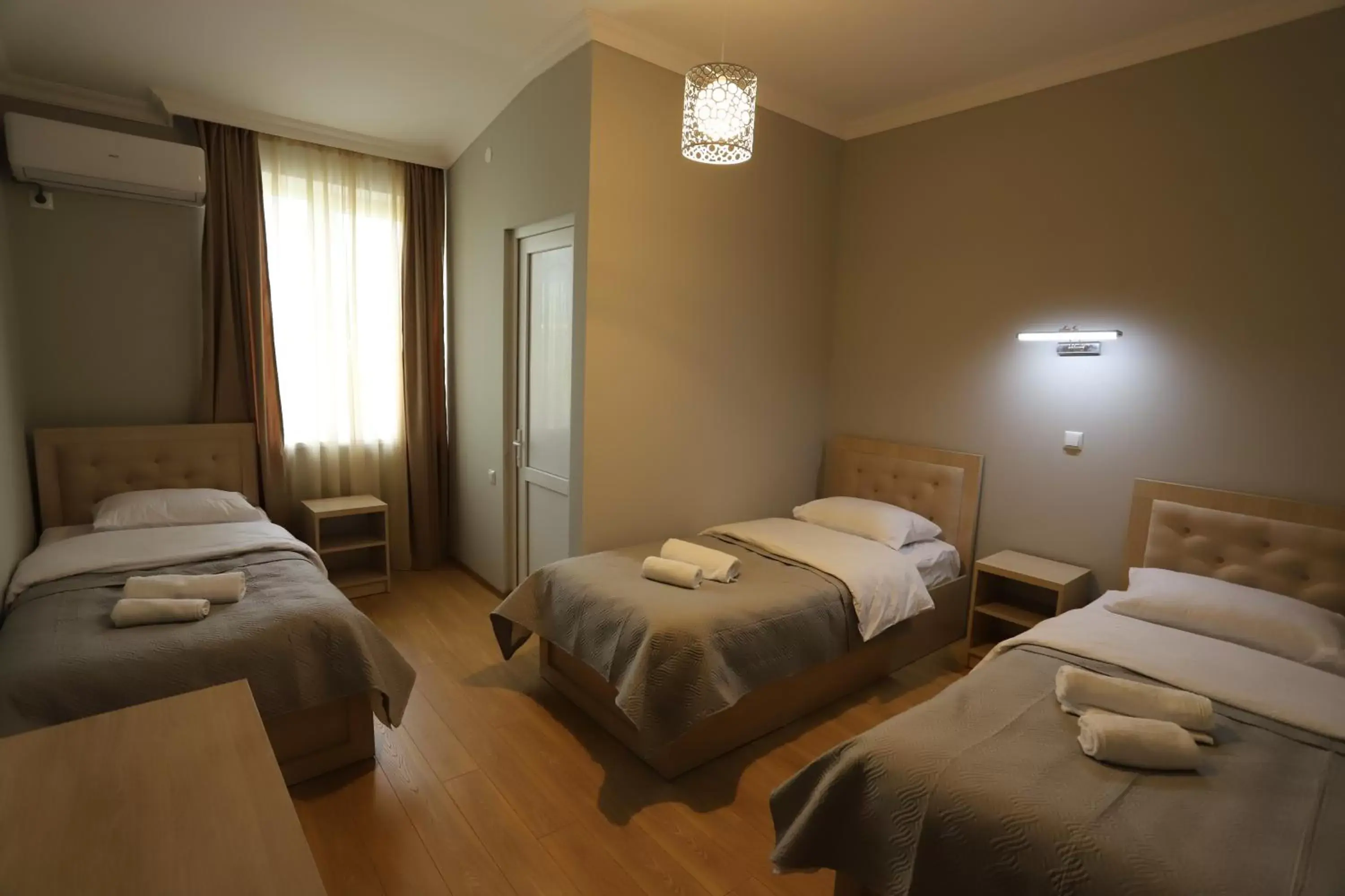 Family Room with Bath - single occupancy in Hotel Hollywood Family Room with Bath - single occupancy in Hotel Hollywood