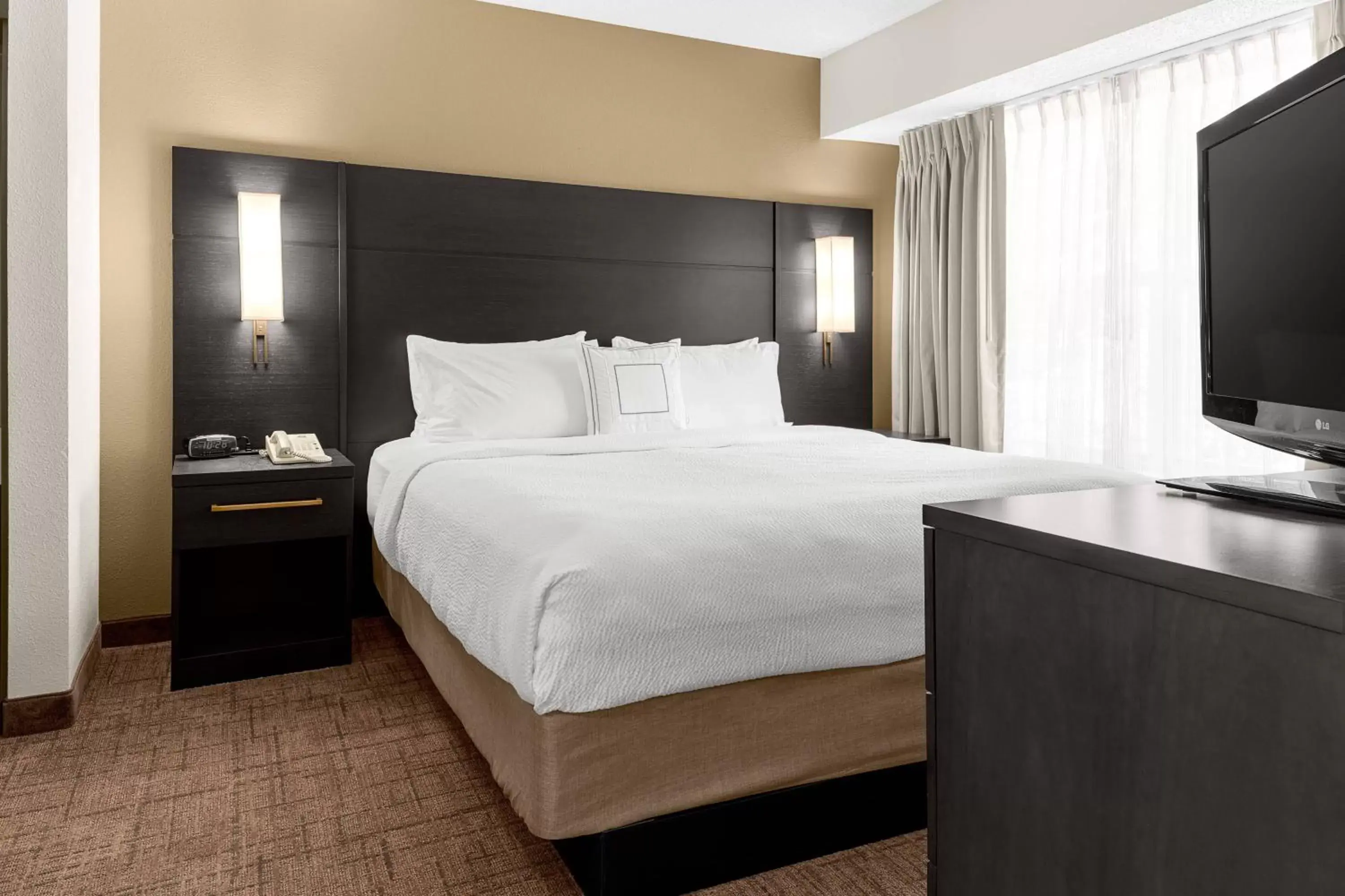 Photo of the whole room, Bed in Residence Inn Atlanta Norcross/Peachtree Corners