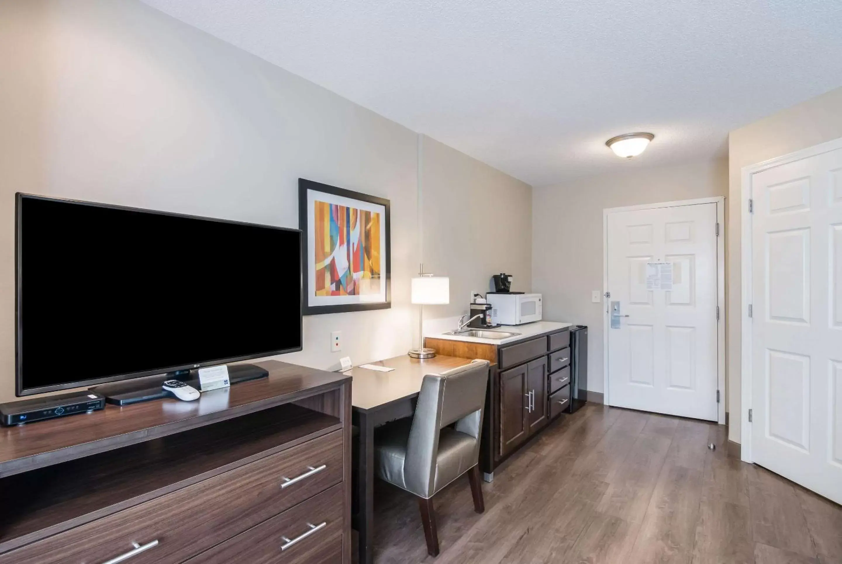 Photo of the whole room, TV/Entertainment Center in Sleep Inn & Suites Columbus next to Fort Moore