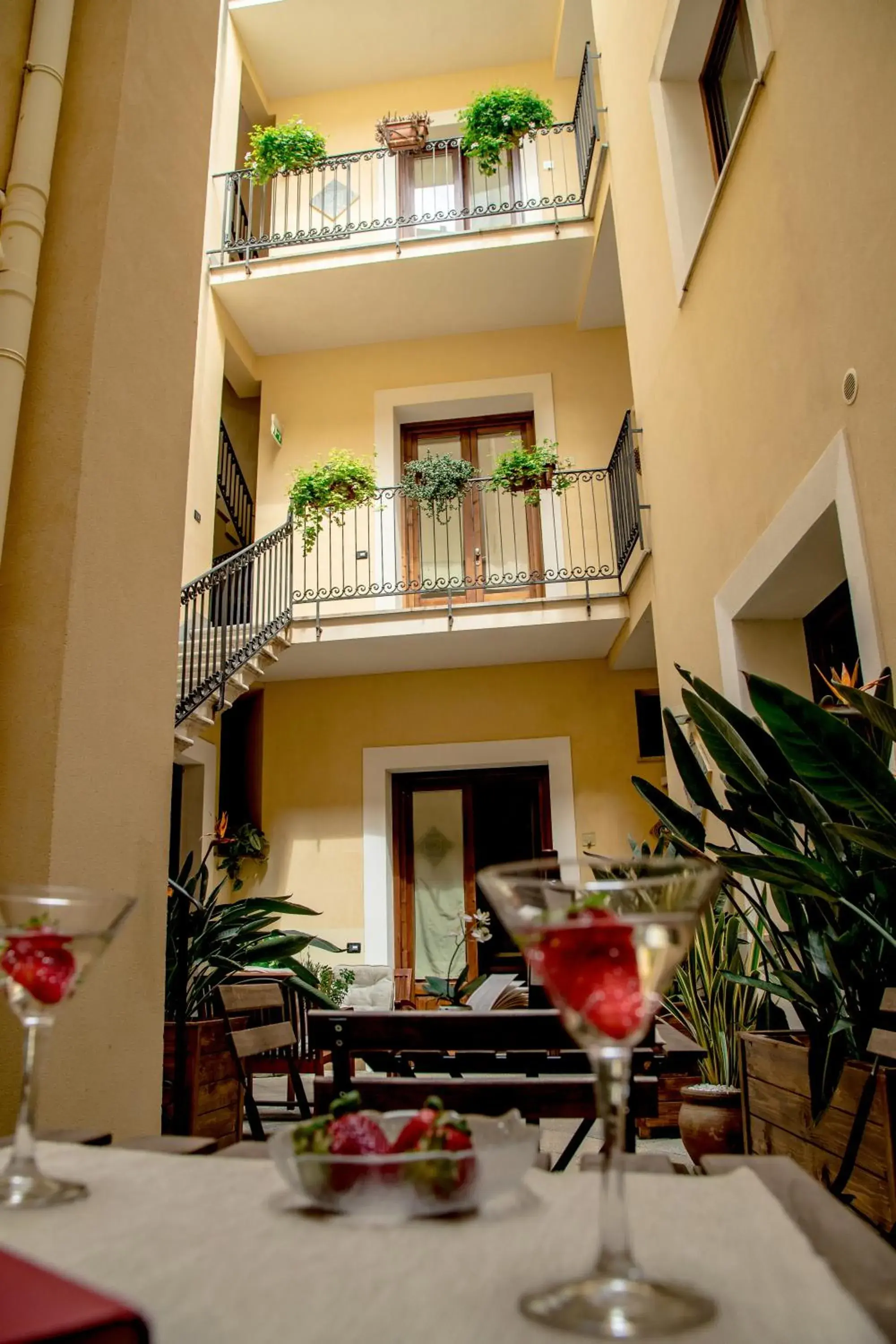 Patio in SAN DOMENICO residence by BADIA NUOVA