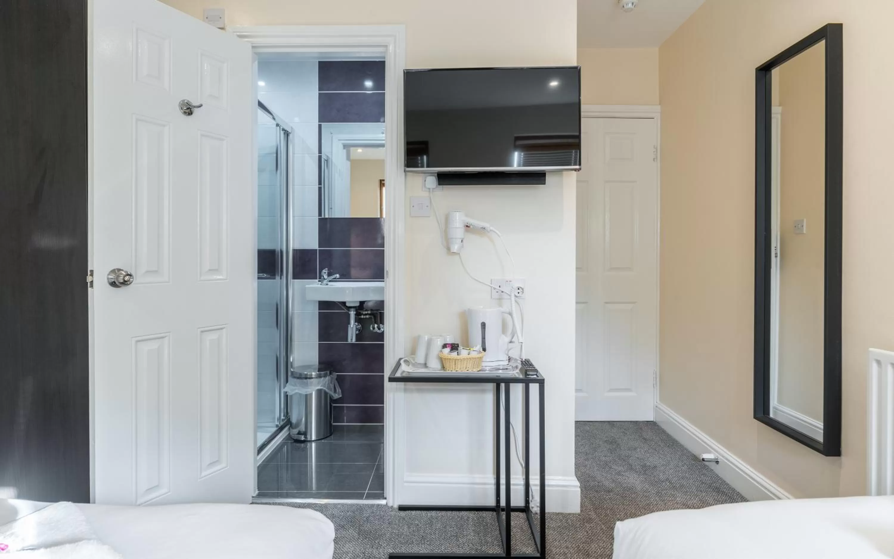 TV/Entertainment Center in Royal London Hotel By Saba