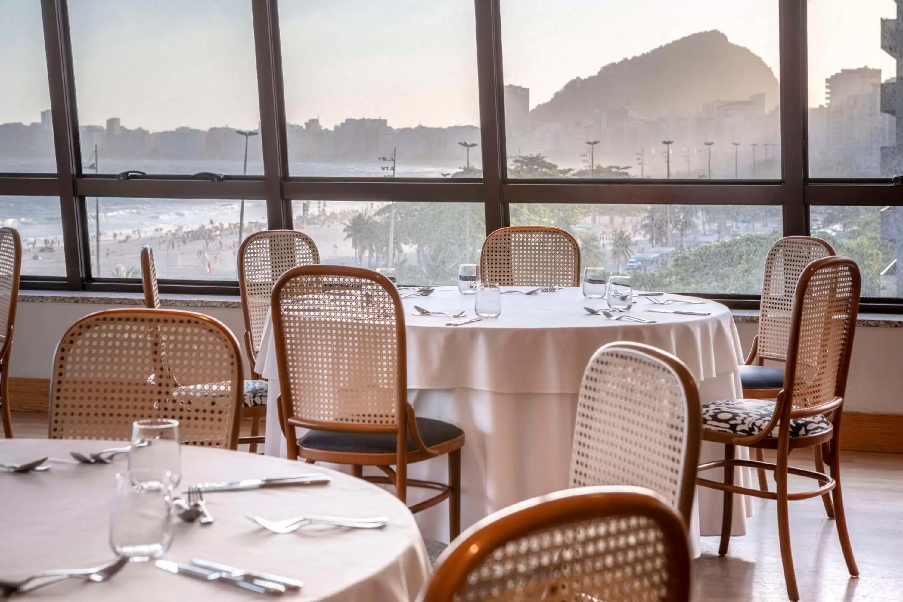 Meeting/conference room, Restaurant/Places to Eat in Hilton Copacabana Rio de Janeiro