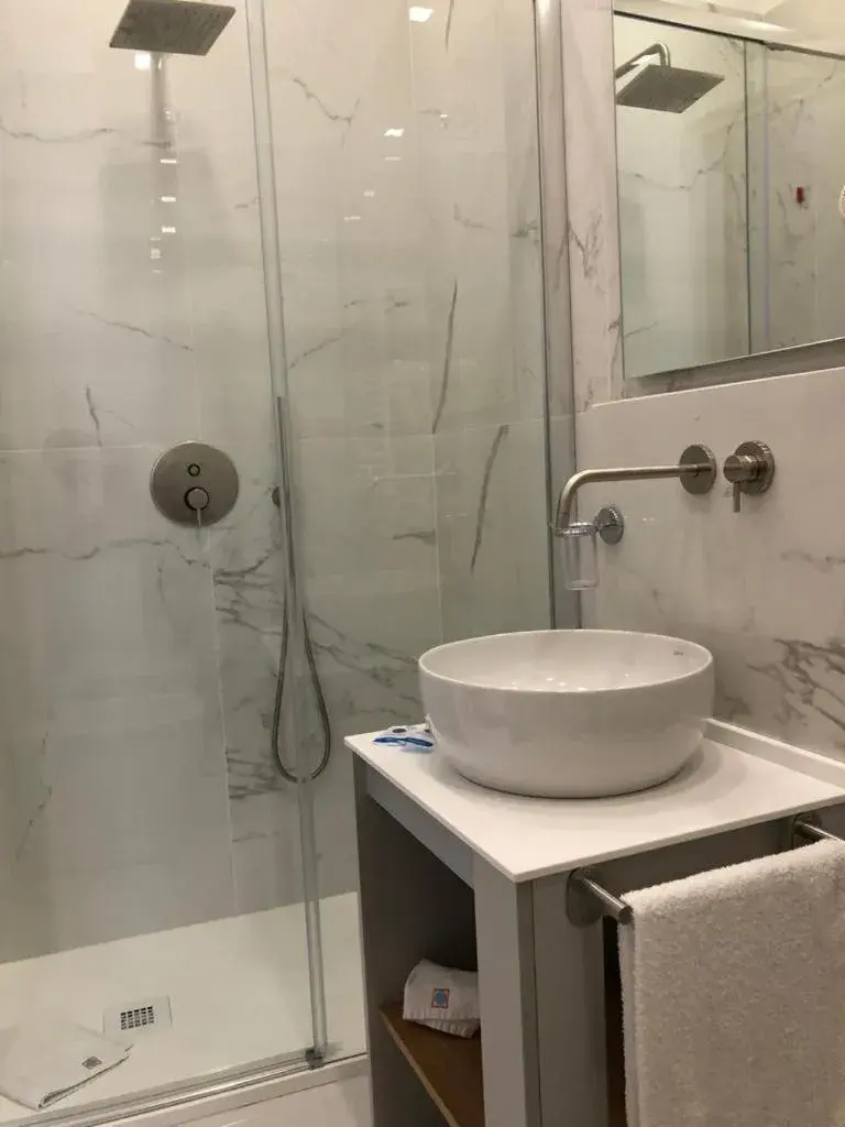 Bathroom in Albergo Milazzo INN - AiMori