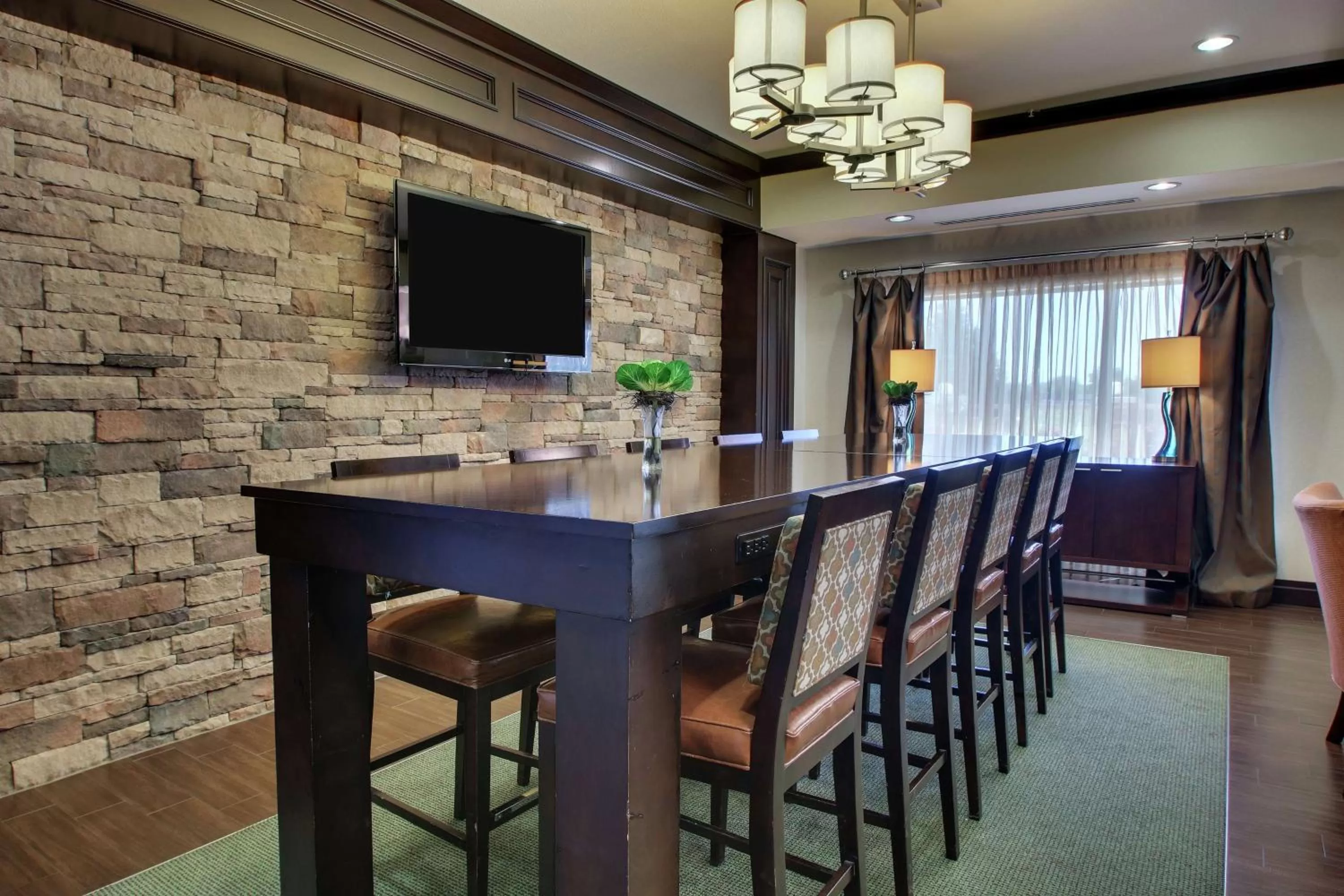 Dining area in Hampton Inn Vernon