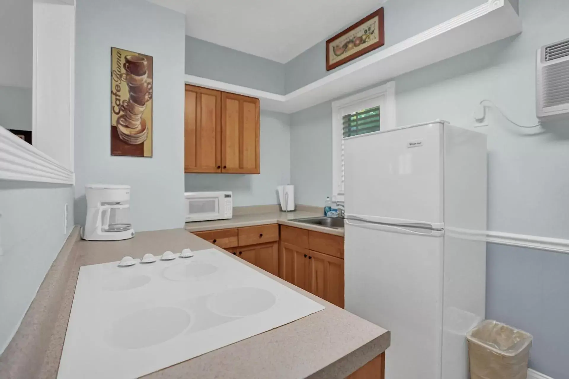 Kitchen or kitchenette, Kitchen/Kitchenette in The Worthington Resorts - Clothing Optional - Men Only - Solo hombres