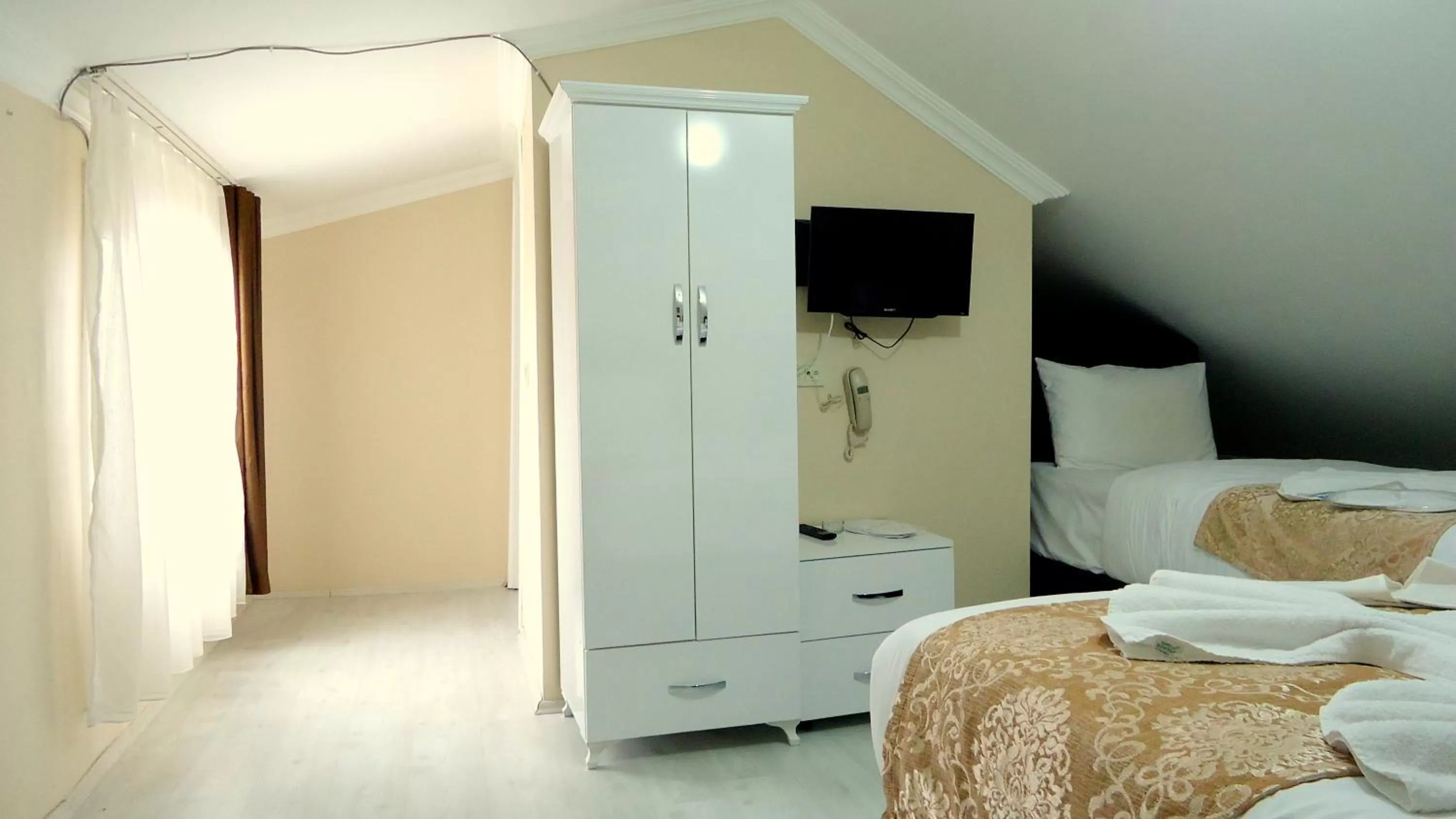 Photo of the whole room, Bed in Tolga Hotel