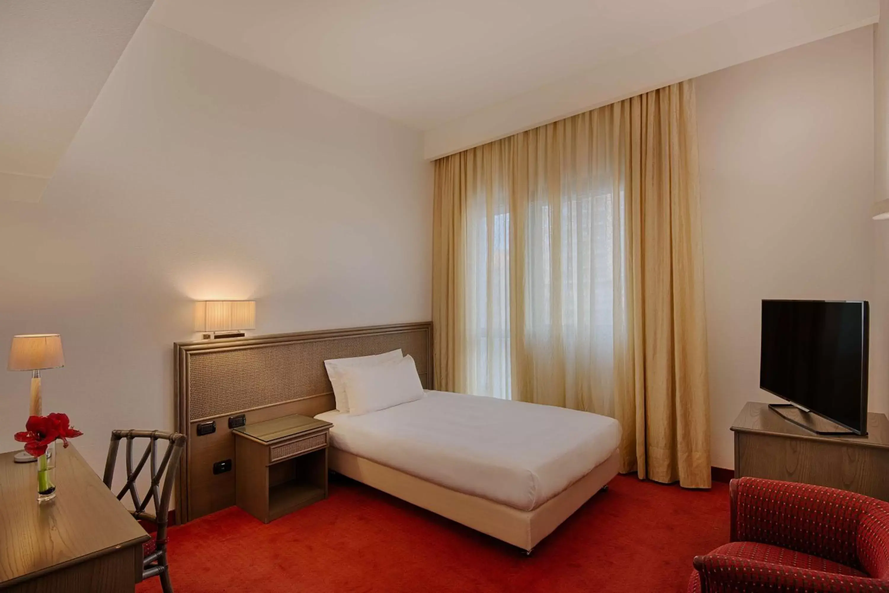 Photo of the whole room, Bed in NH Catania Centro