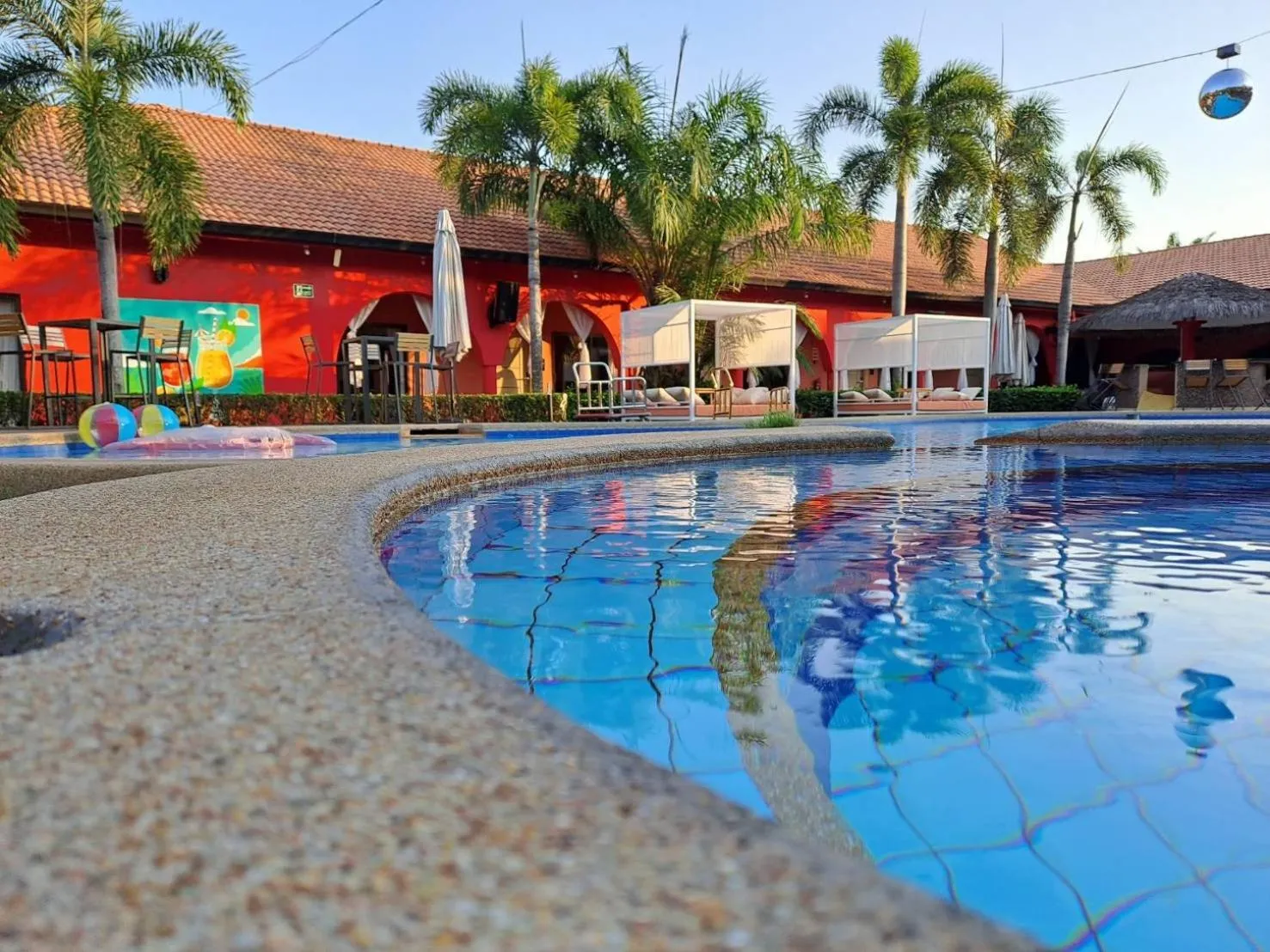 Property building, Swimming Pool in PM Lake Mabprachan Pattaya