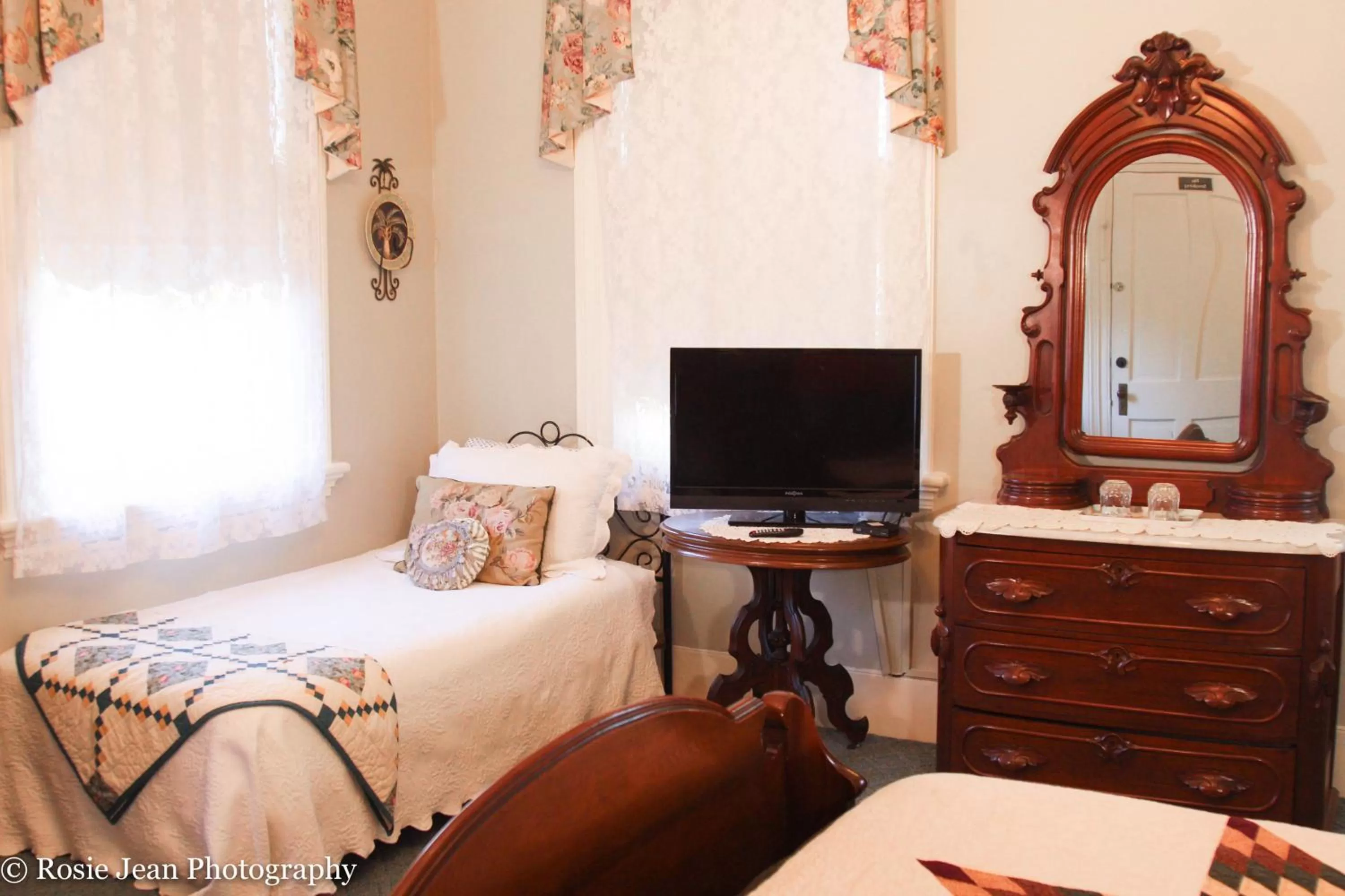 TV and multimedia in Flowertown Bed and Breakfast