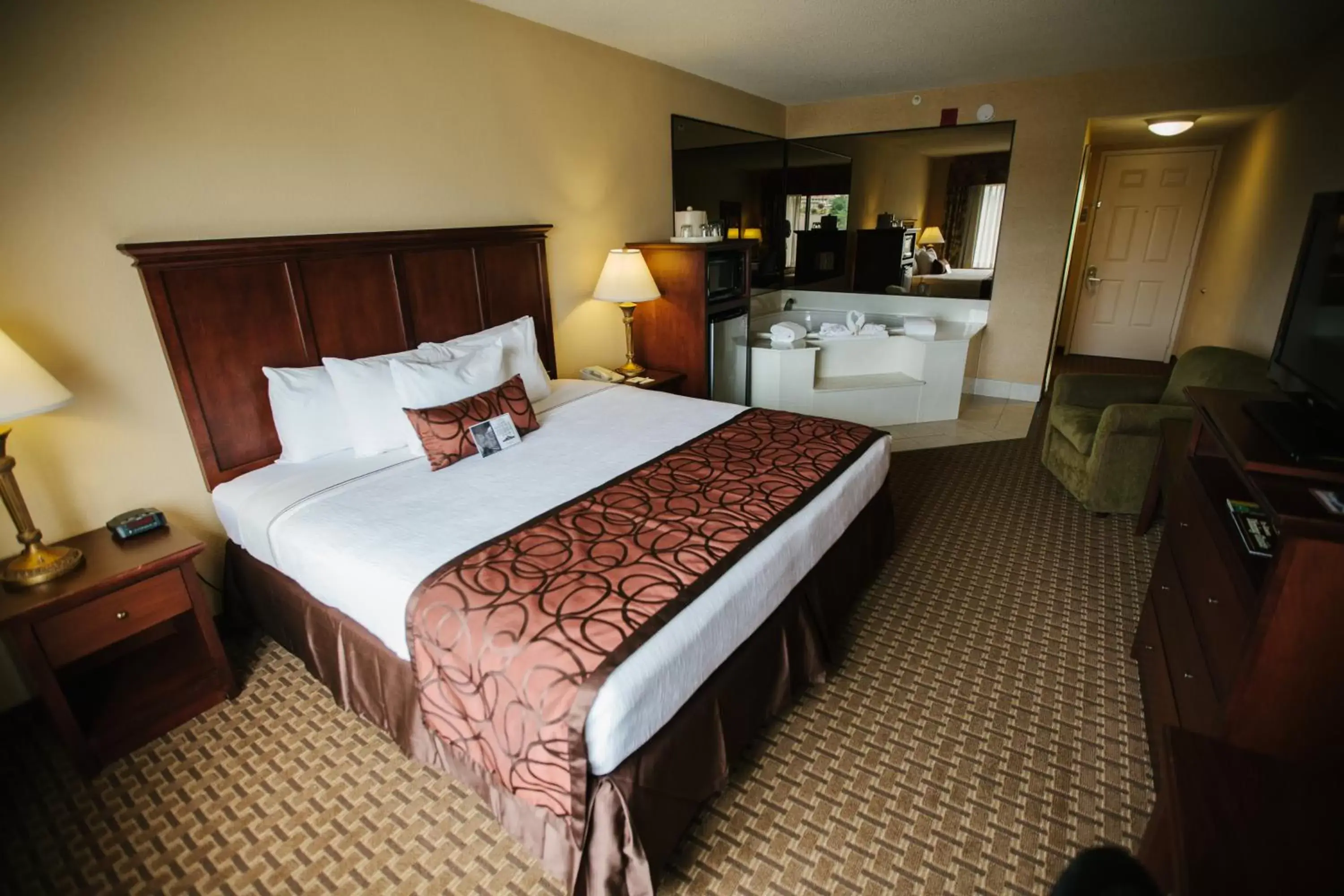 Bedroom, Bed in Grand Plaza Hotel Branson