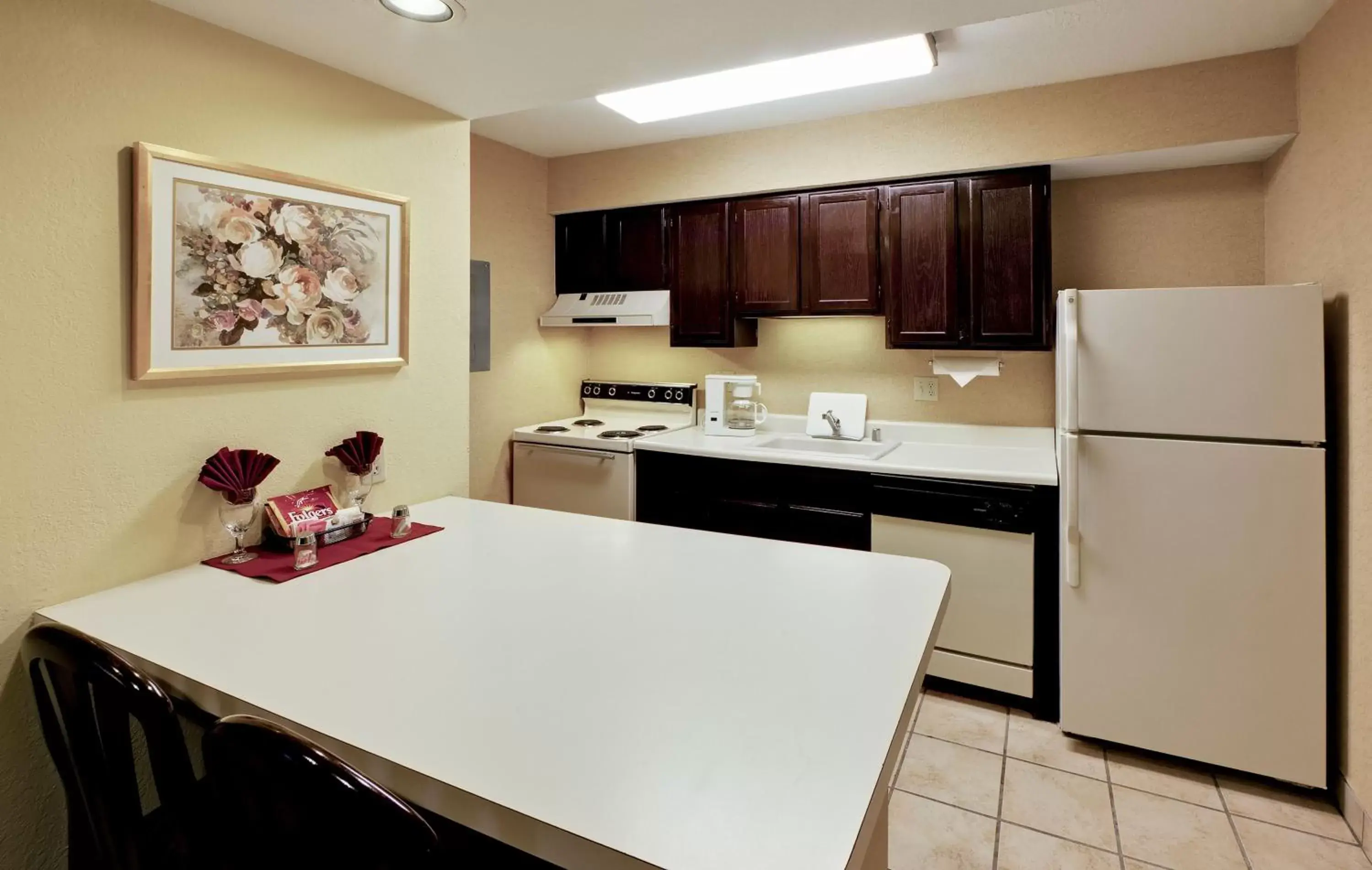 Dining area, Kitchen/Kitchenette in Hawthorn Suites Dayton North