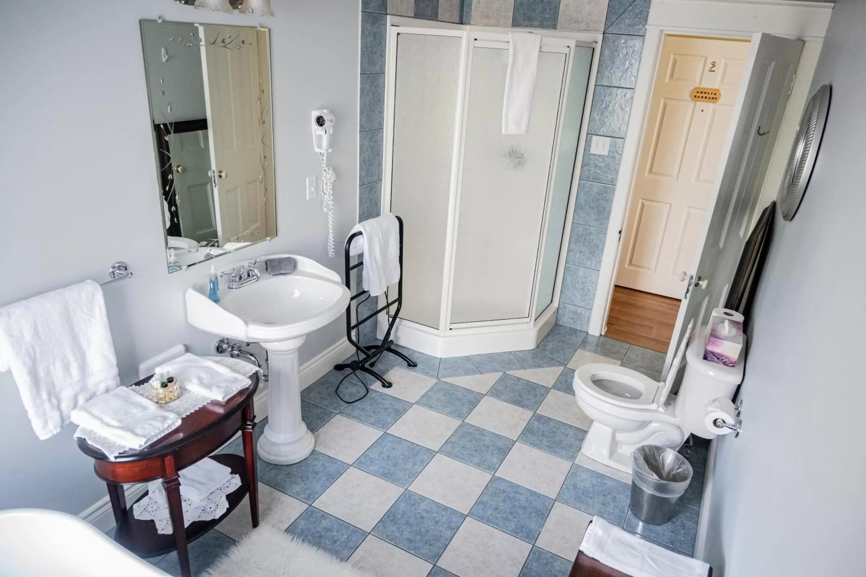 Toilet, Bathroom in Belle View Manor Inn