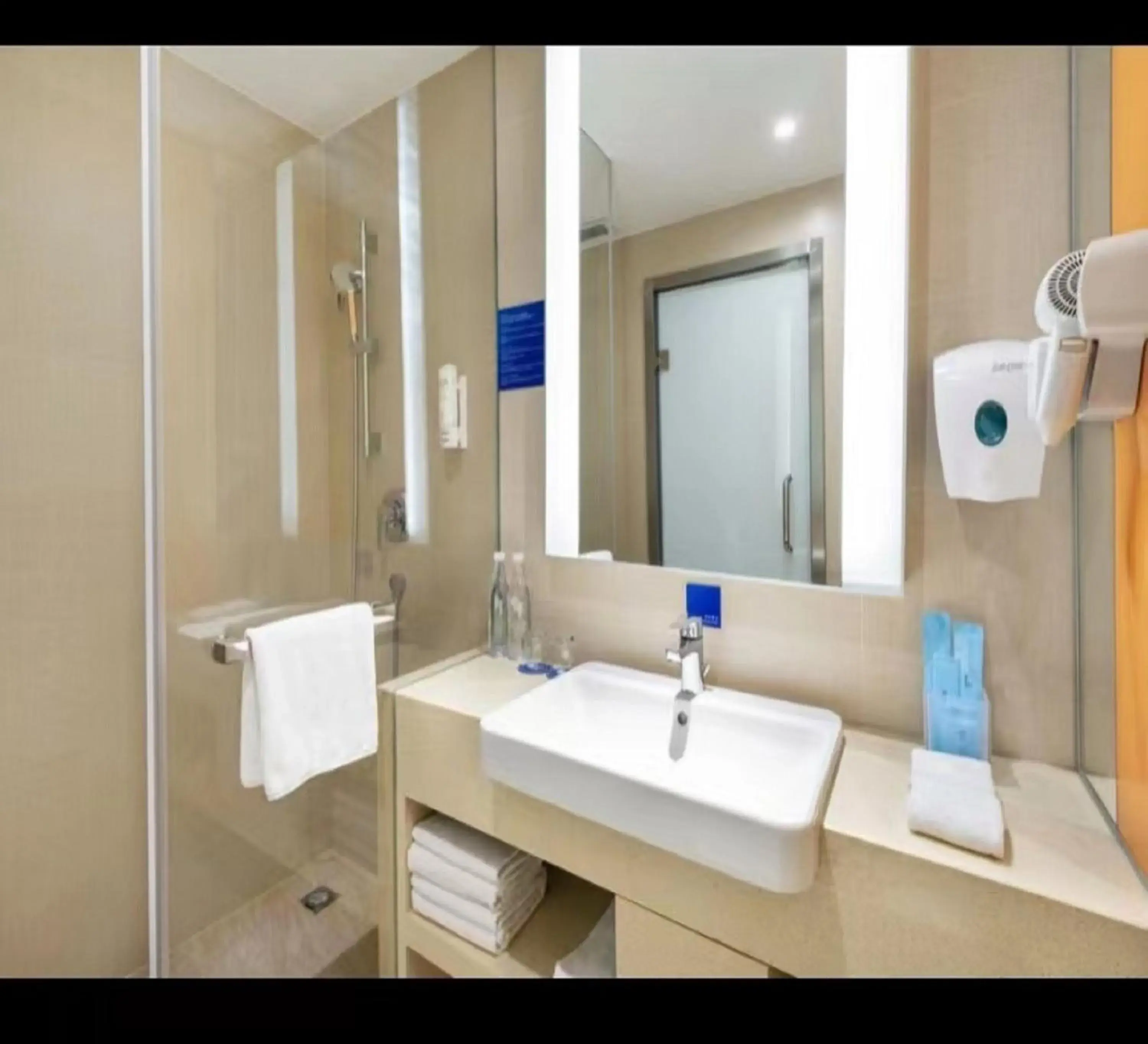 Photo of the whole room, Bathroom in Holiday Inn Express - Wuhan Optical Valley, an IHG Hotel