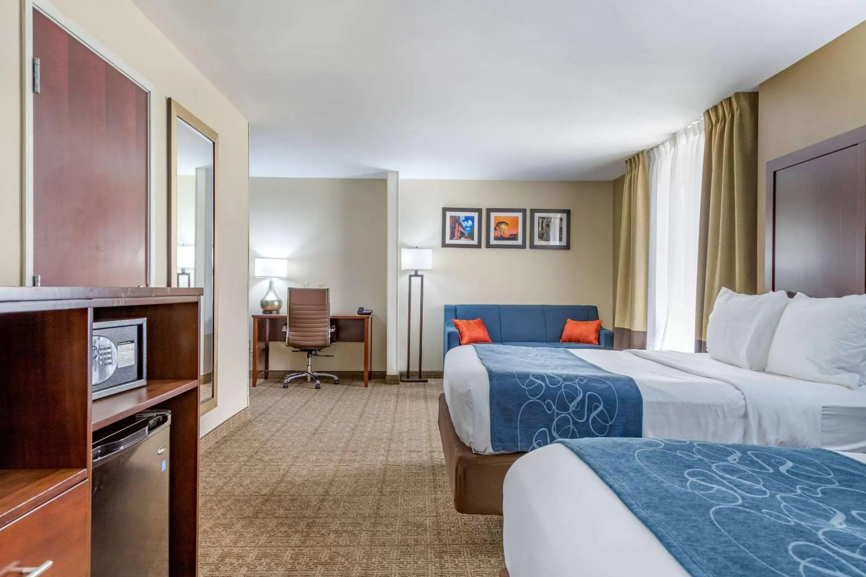 Bedroom, Bed in Comfort Suites Savannah Gateway I-95
