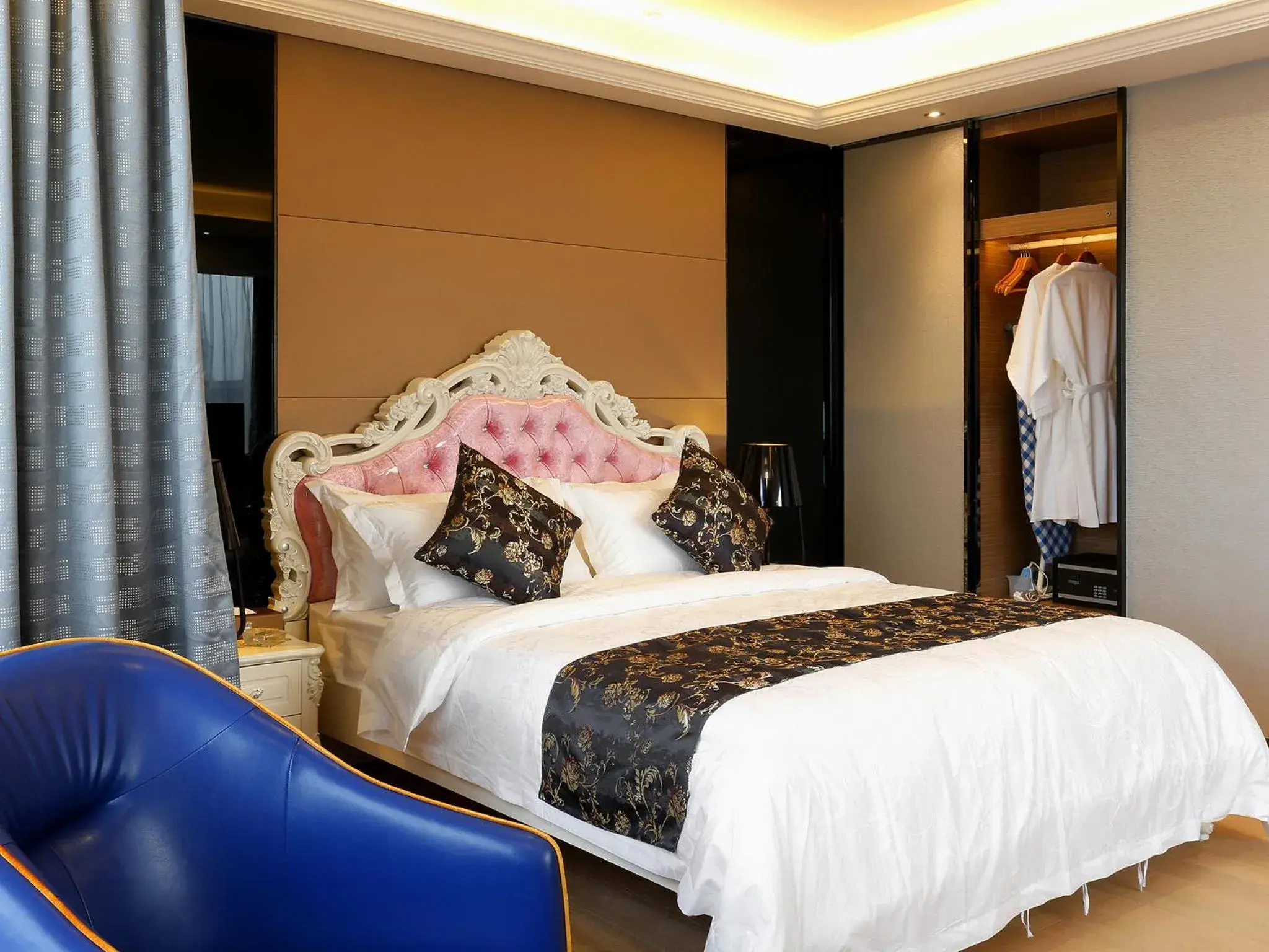 Bedroom, Bed in Pengman Beijing Rd. A-mall Apartment