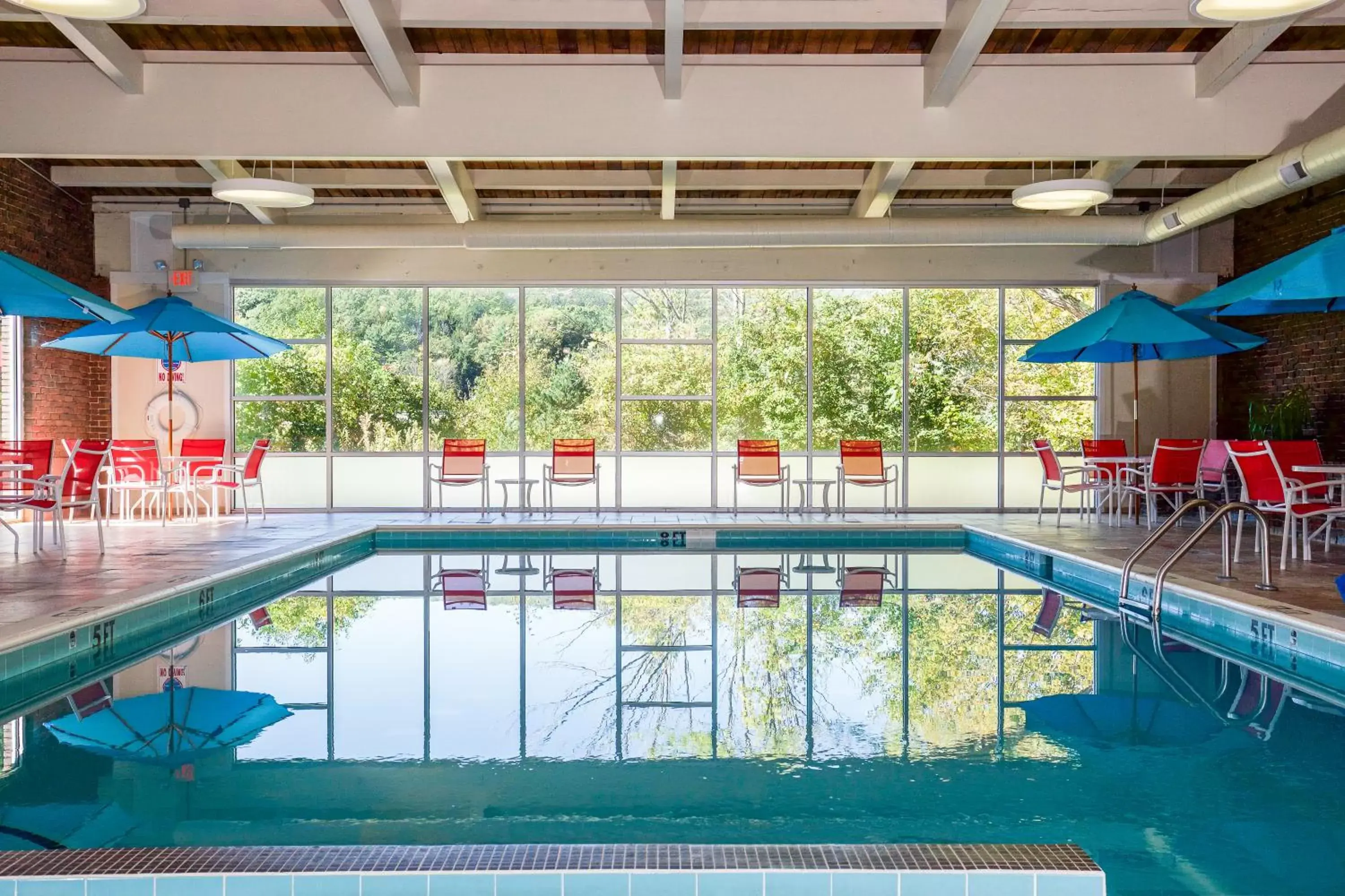 Swimming pool in White River Inn & Suites