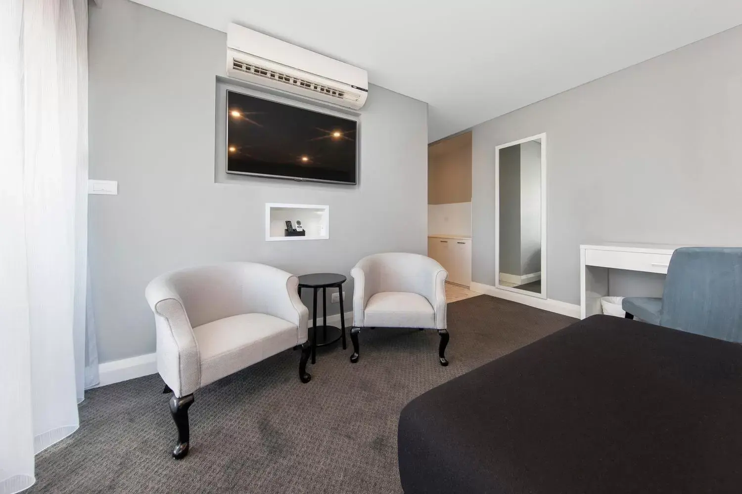 Seating area, TV/Entertainment Center in Canberra Rex Hotel