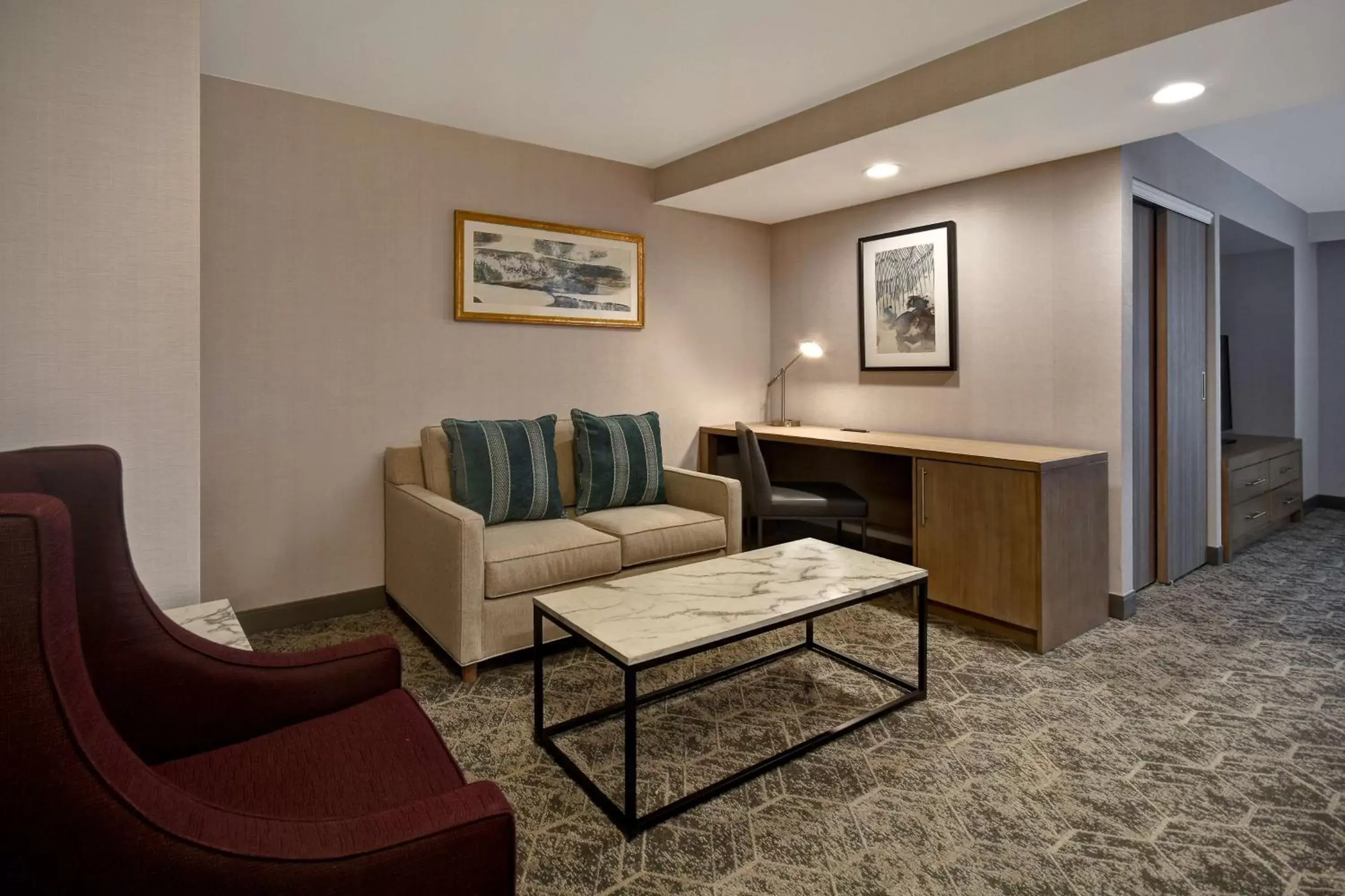 Living room, Seating Area in DoubleTree by Hilton St. Louis Airport, MO