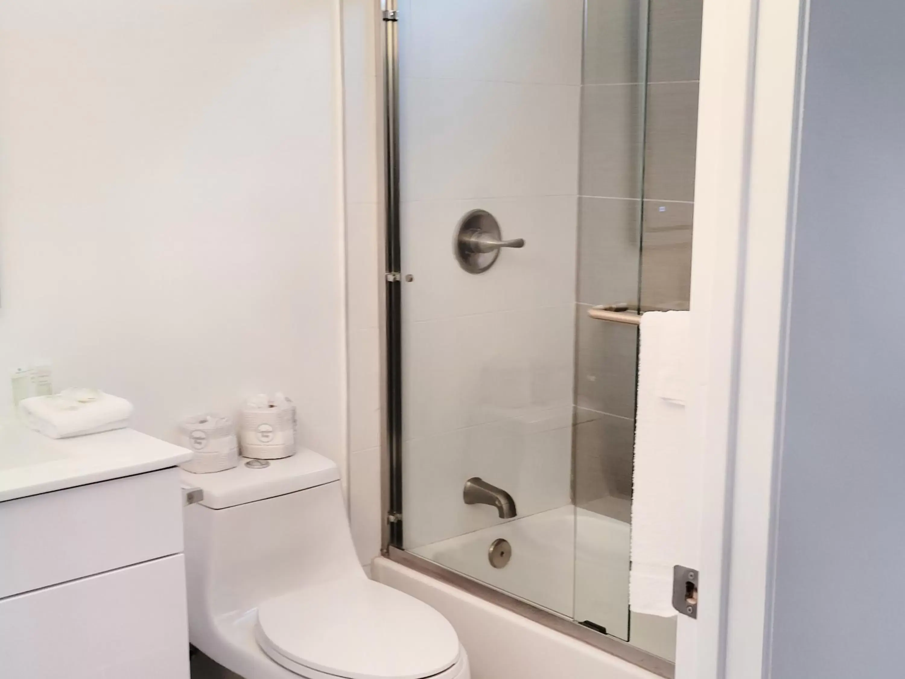 Bathroom in Hollywood Homes minutes to everything SPACIOUS AND FREE PARKING