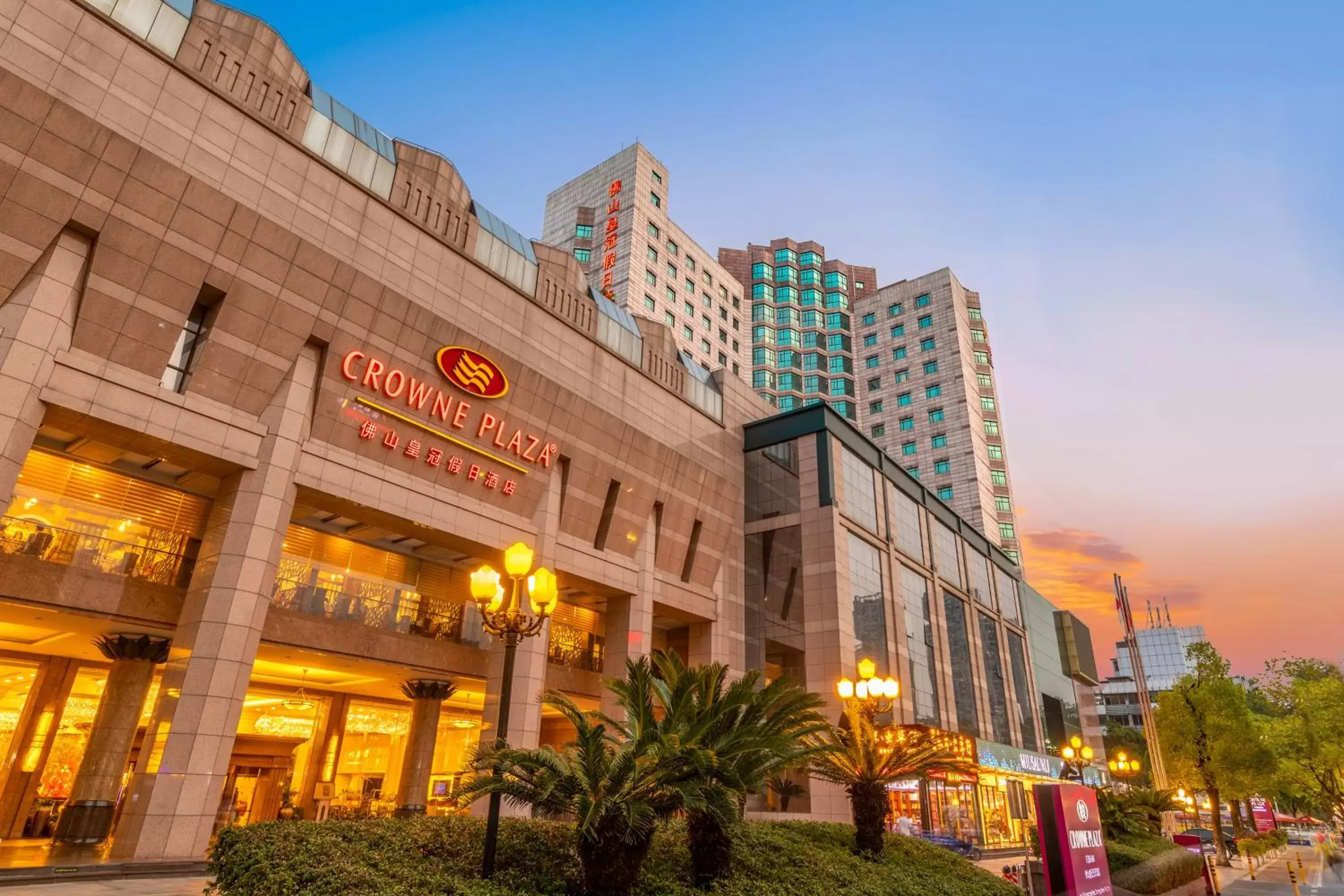 Property Building in Crowne Plaza Foshan, an IHG Hotel - Exclusive bus stations for HKSAR round-trips