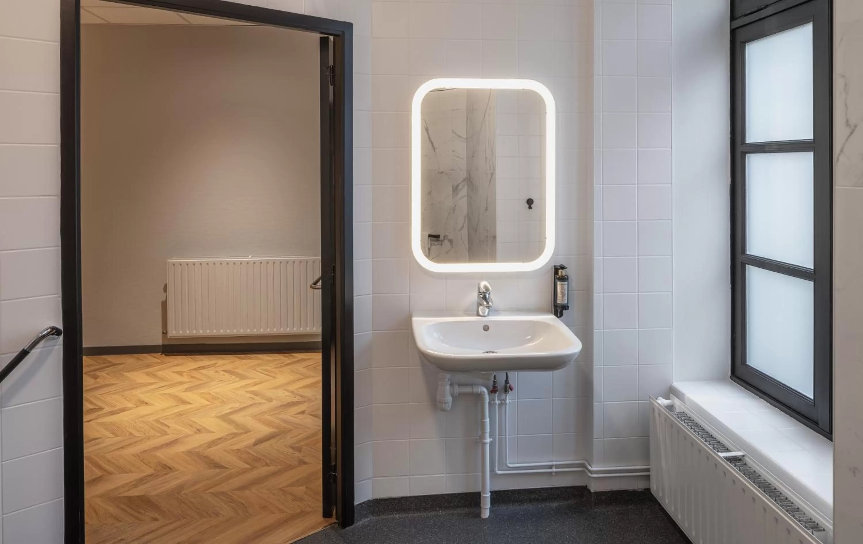 Shower in Hôtel Lanjuinais