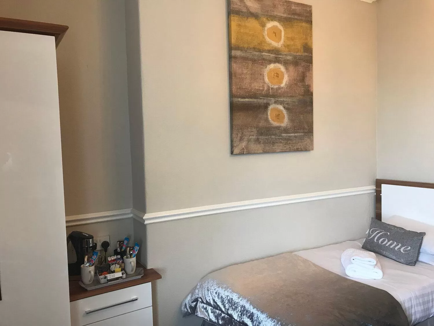 Bed in Lauriston & Lawton Court Hotel