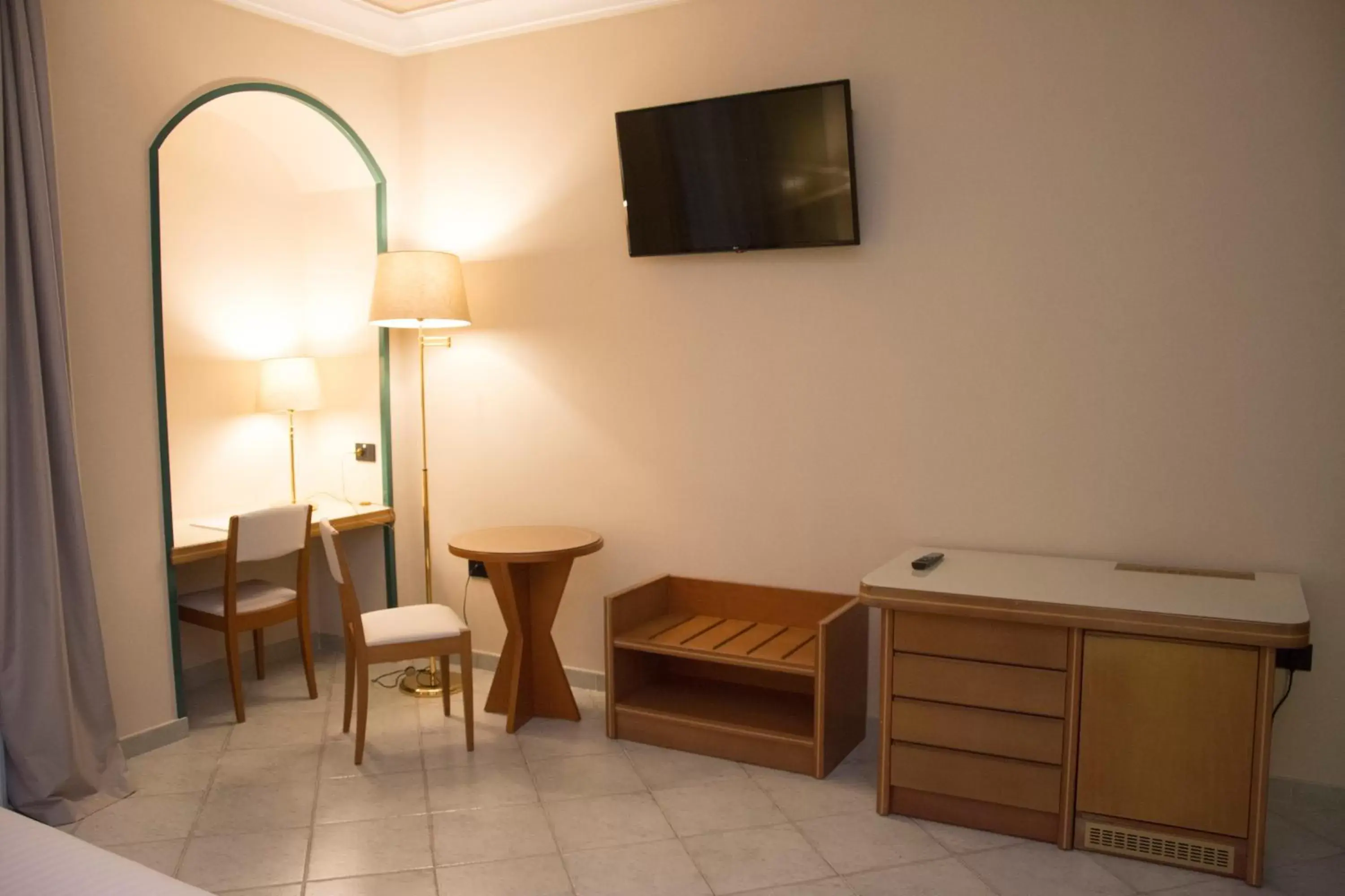 Bedroom, TV/Entertainment Center in Hotel Commercio