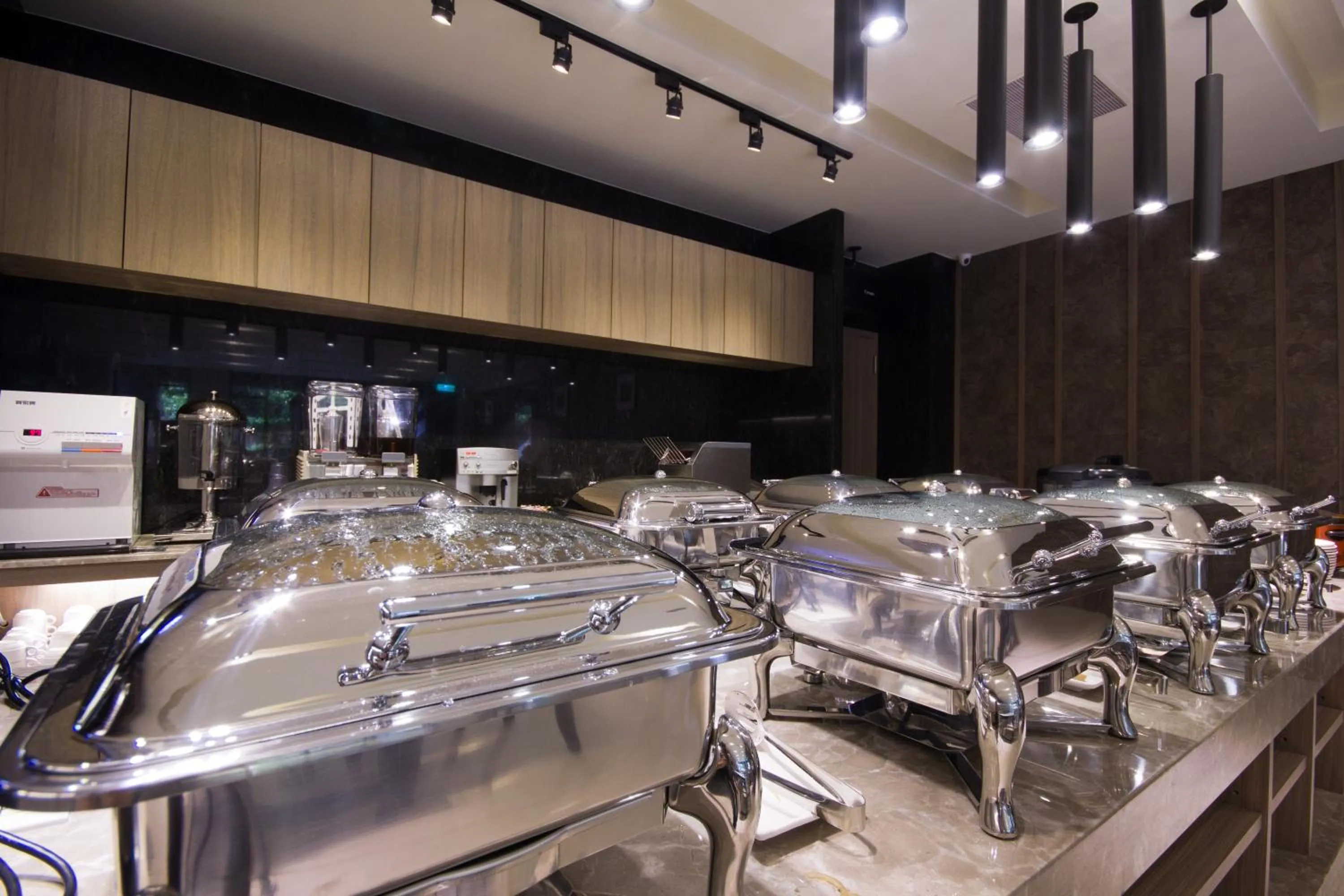 Restaurant/places to eat in Royal Guest Hotel