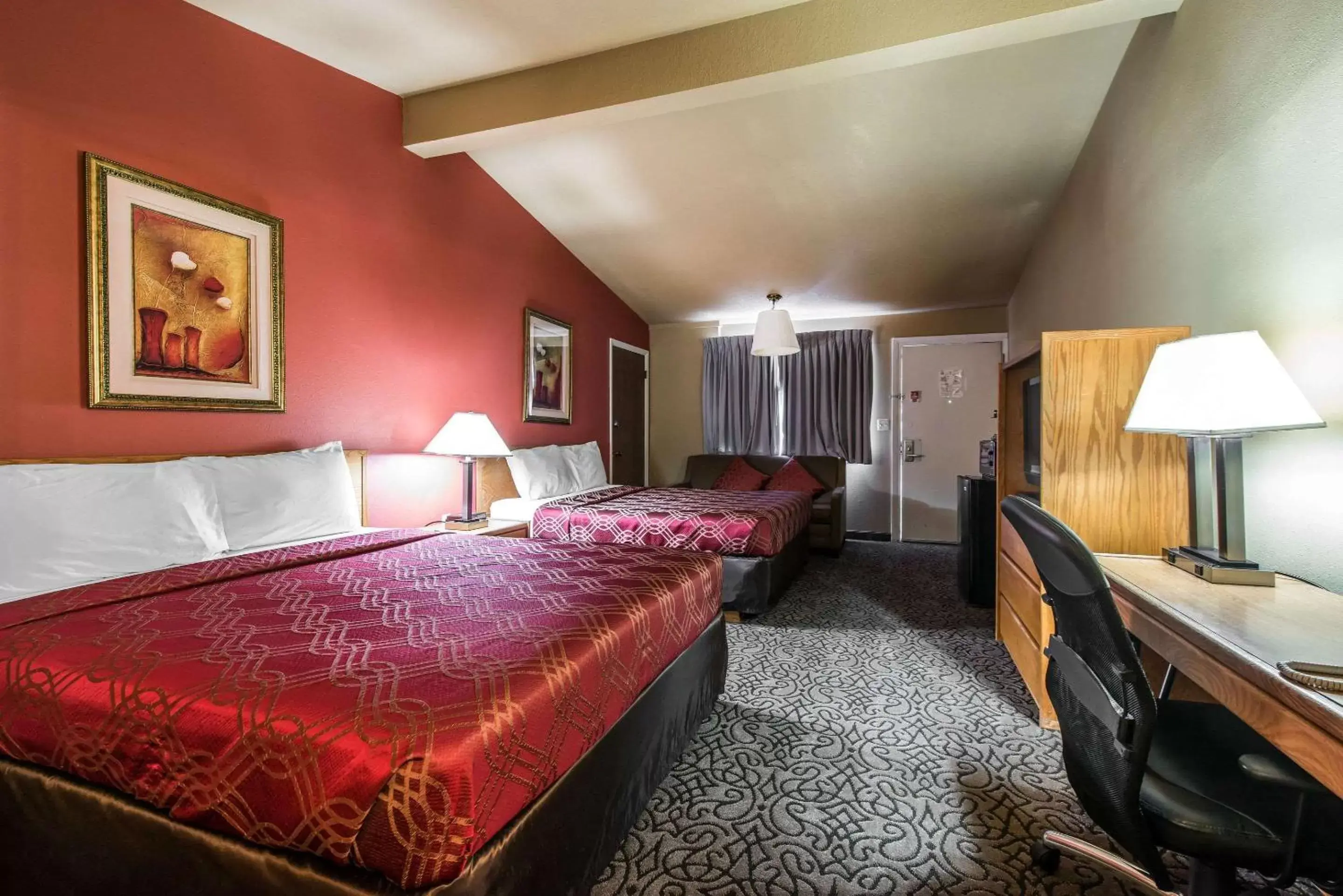 Photo of the whole room, Bed in Rodeway Inn