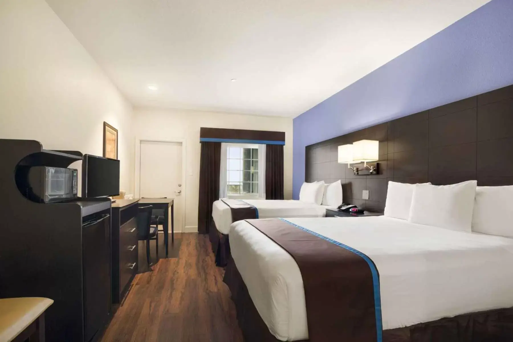 Bed, TV/Entertainment Center in Days Inn & Suites by Wyndham Galveston West/Seawall