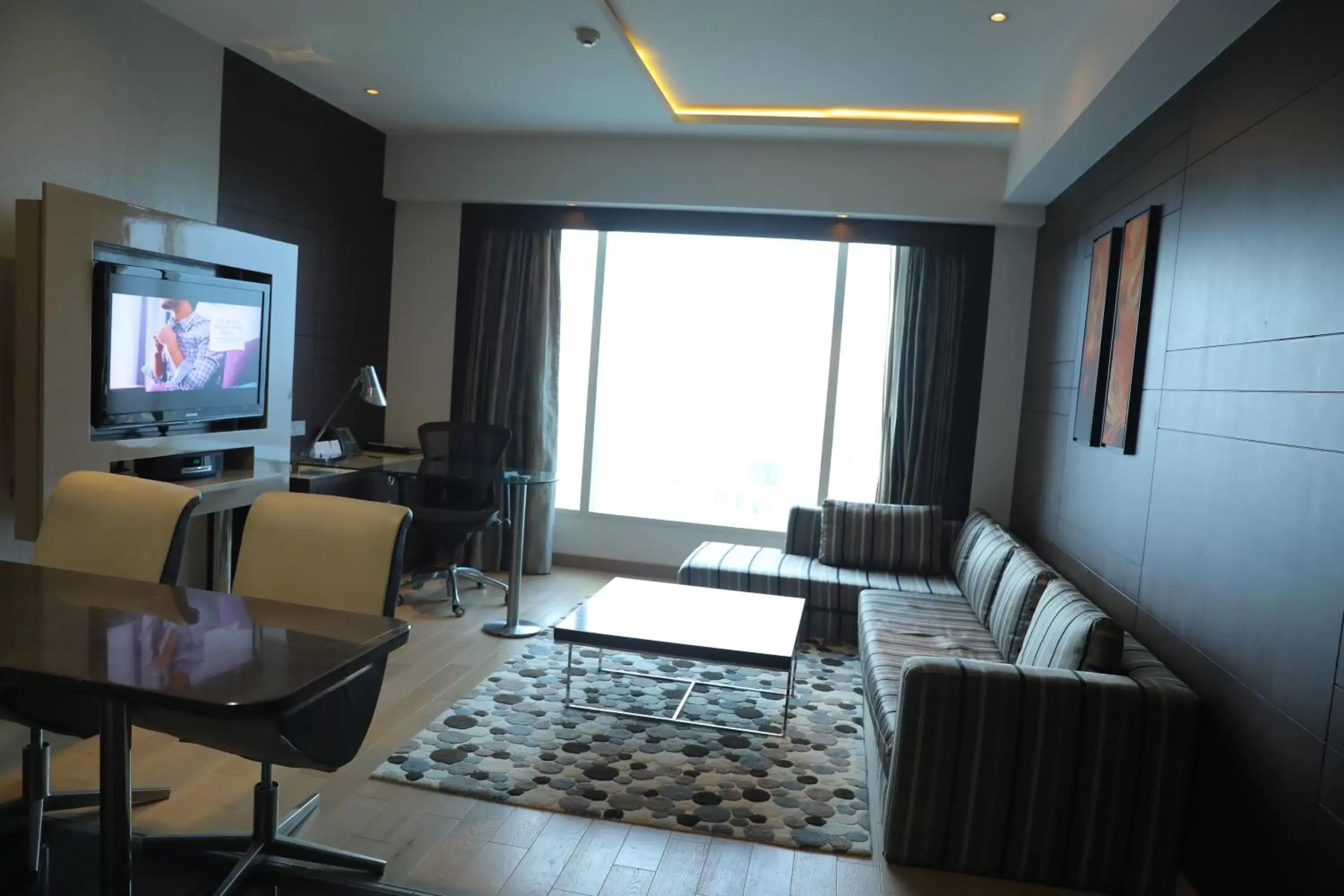 Living room, Seating Area in Crowne Plaza Greater Noida, an IHG Hotel