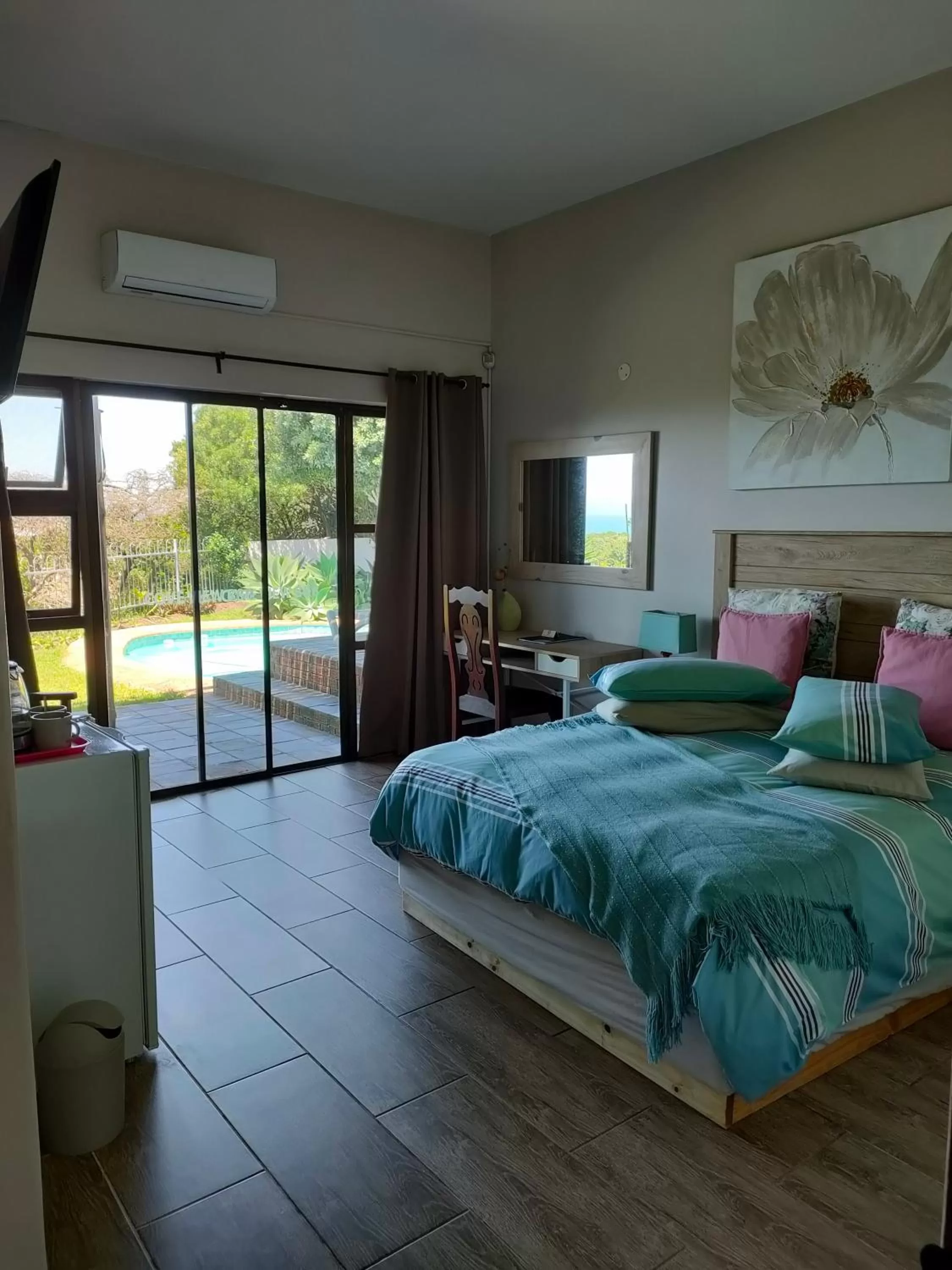 Photo of the whole room, Bed in Cove View B&B