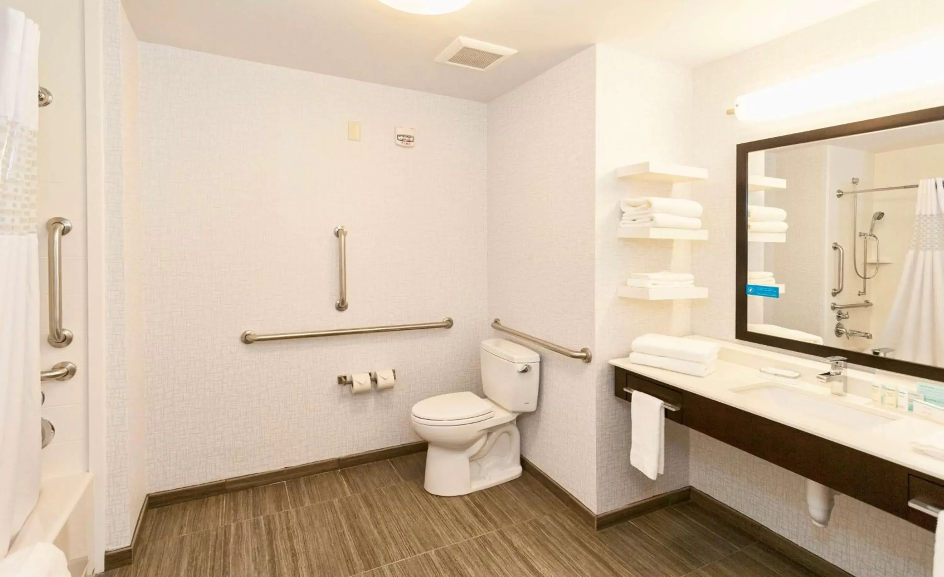 Bathroom in Hampton Inn & Suites Duluth North Mn