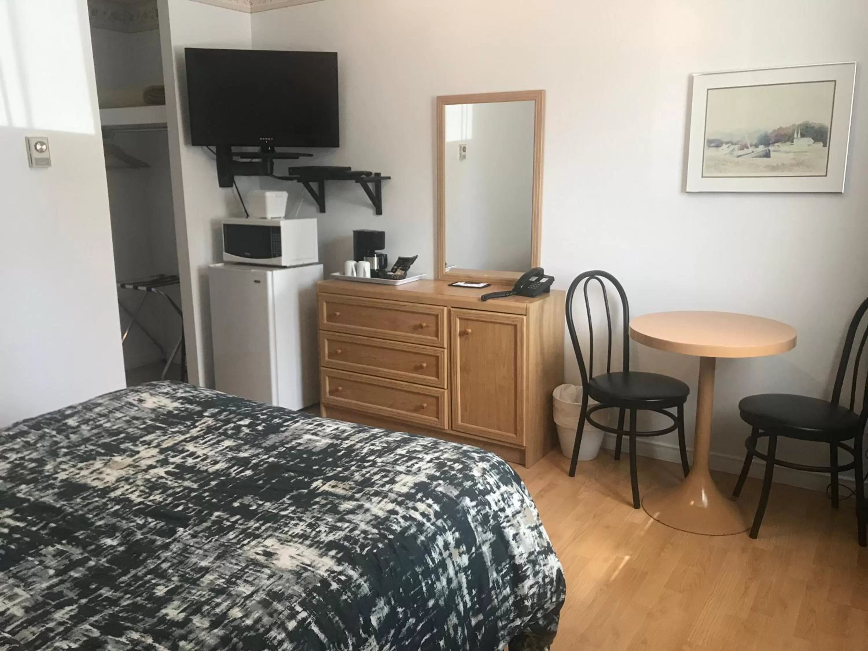 TV/Entertainment Center in Motel Des Cascades