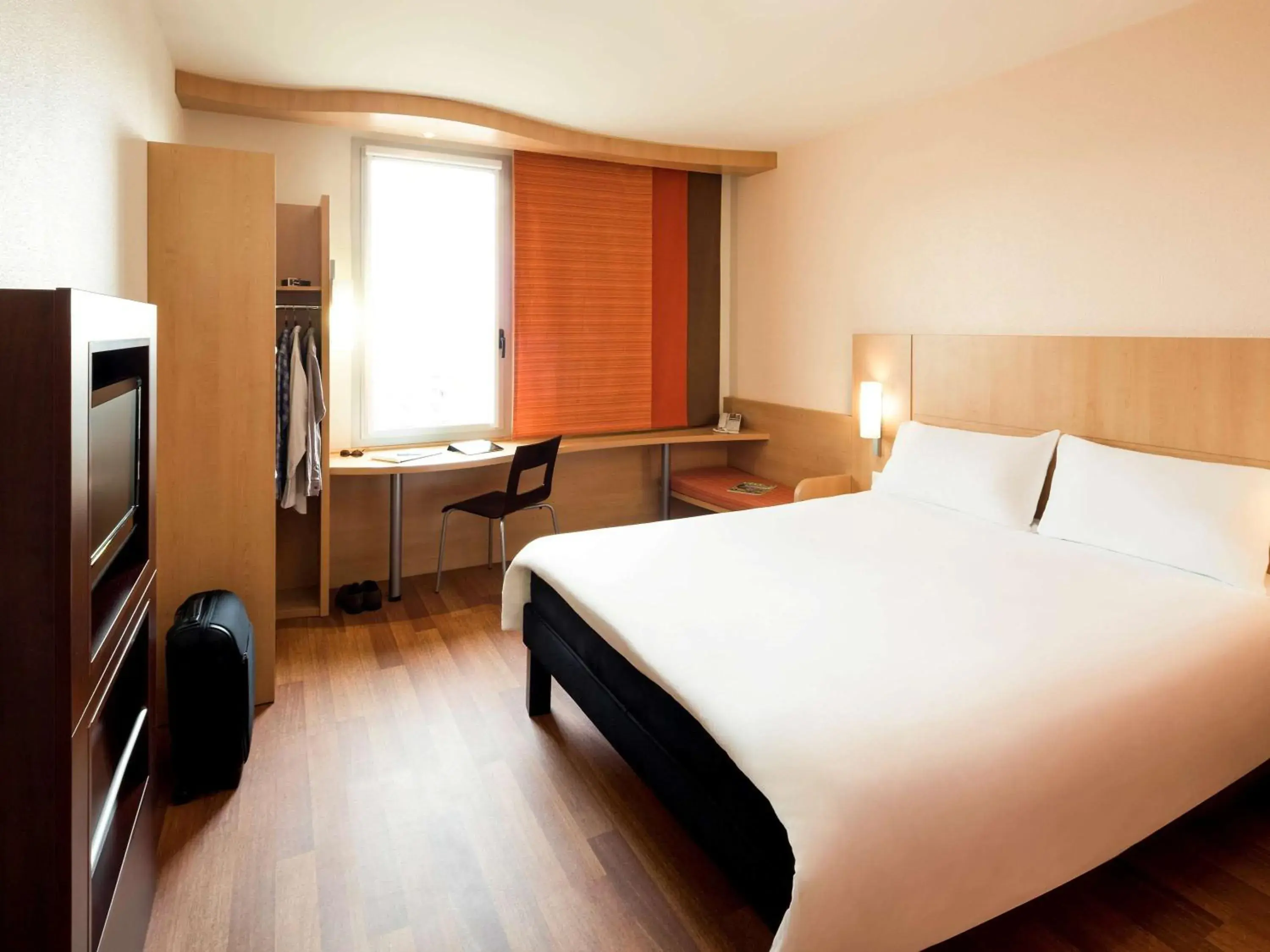 Photo of the whole room, Bed in Ibis Barcelona Santa Coloma