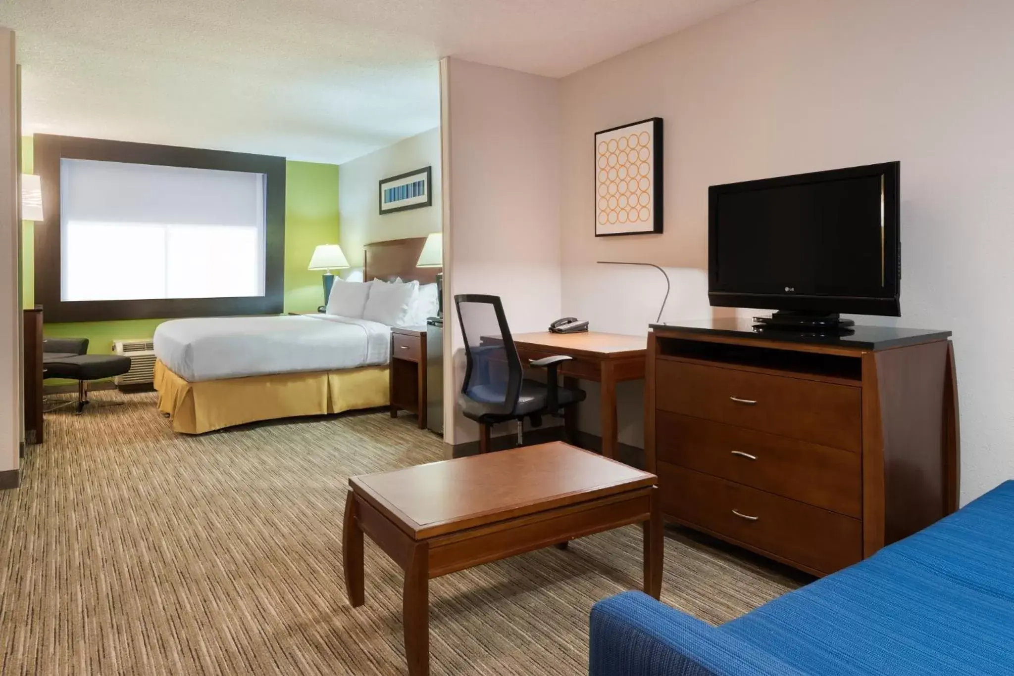 Bedroom, TV/Entertainment Center in Holiday Inn Express Miami Airport Doral Area, an IHG Hotel