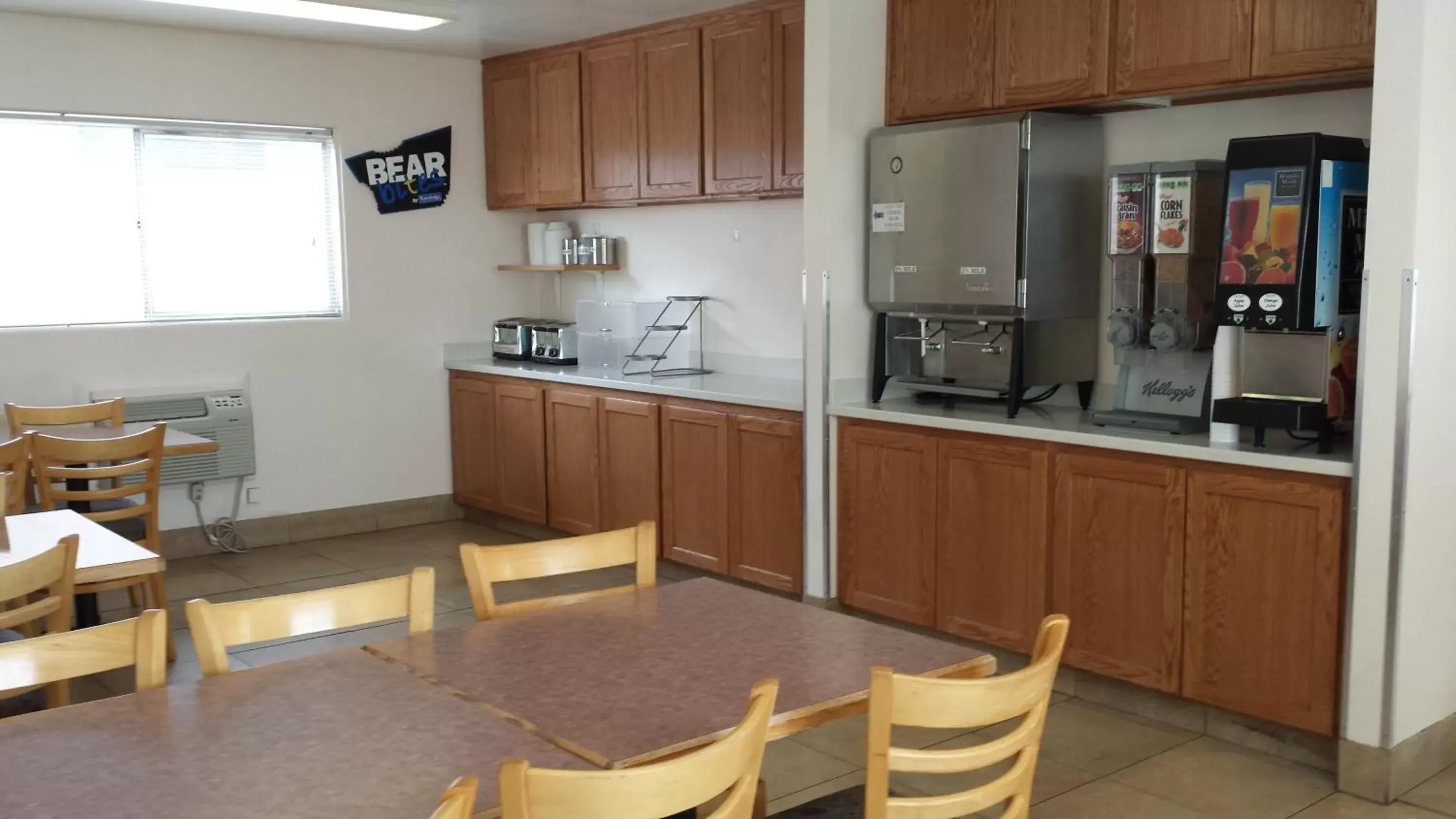 Continental breakfast, Kitchen/Kitchenette in Travelodge by Wyndham Page, View of Lake Powell