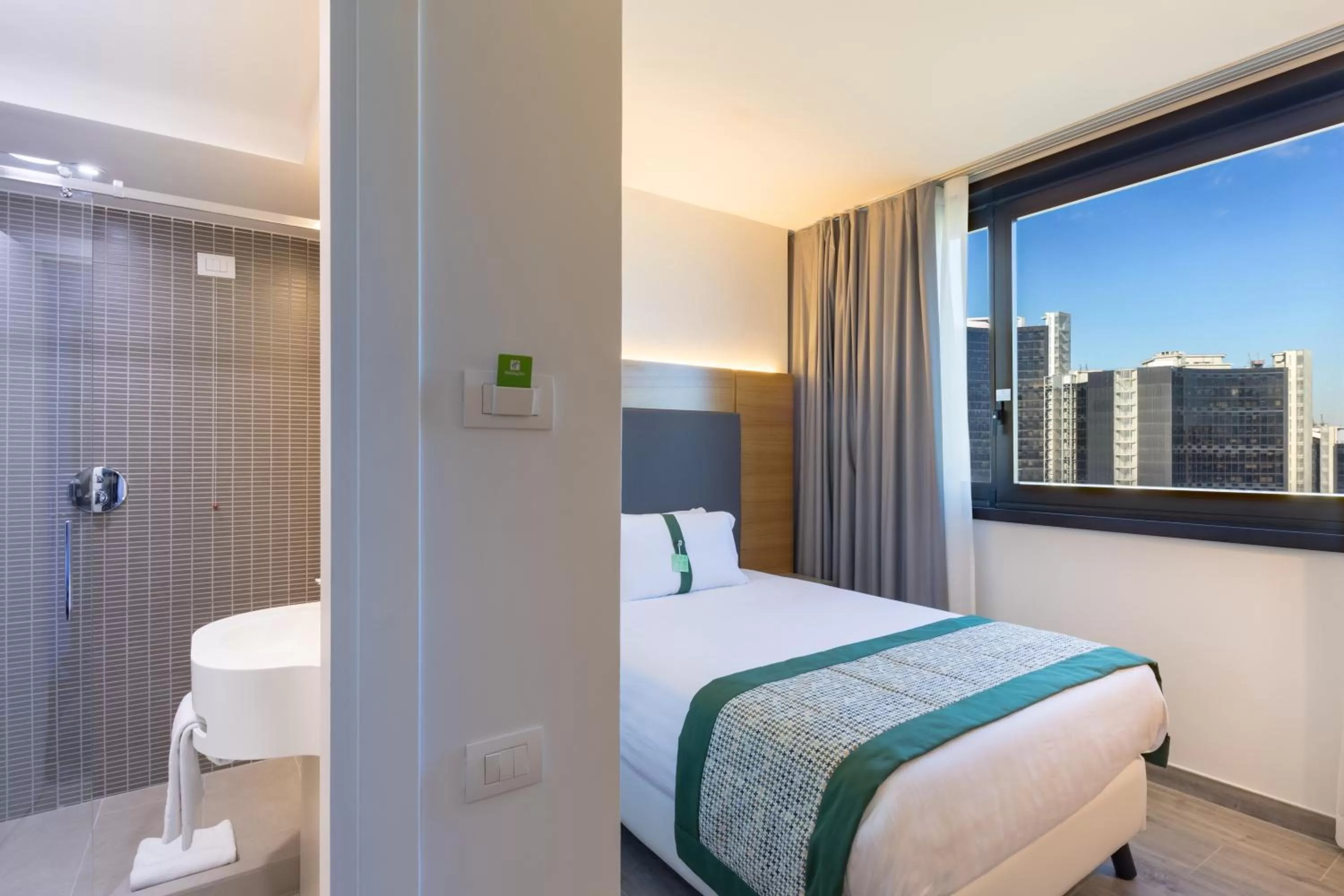 Photo of the whole room, Bed in Holiday Inn Naples by IHG