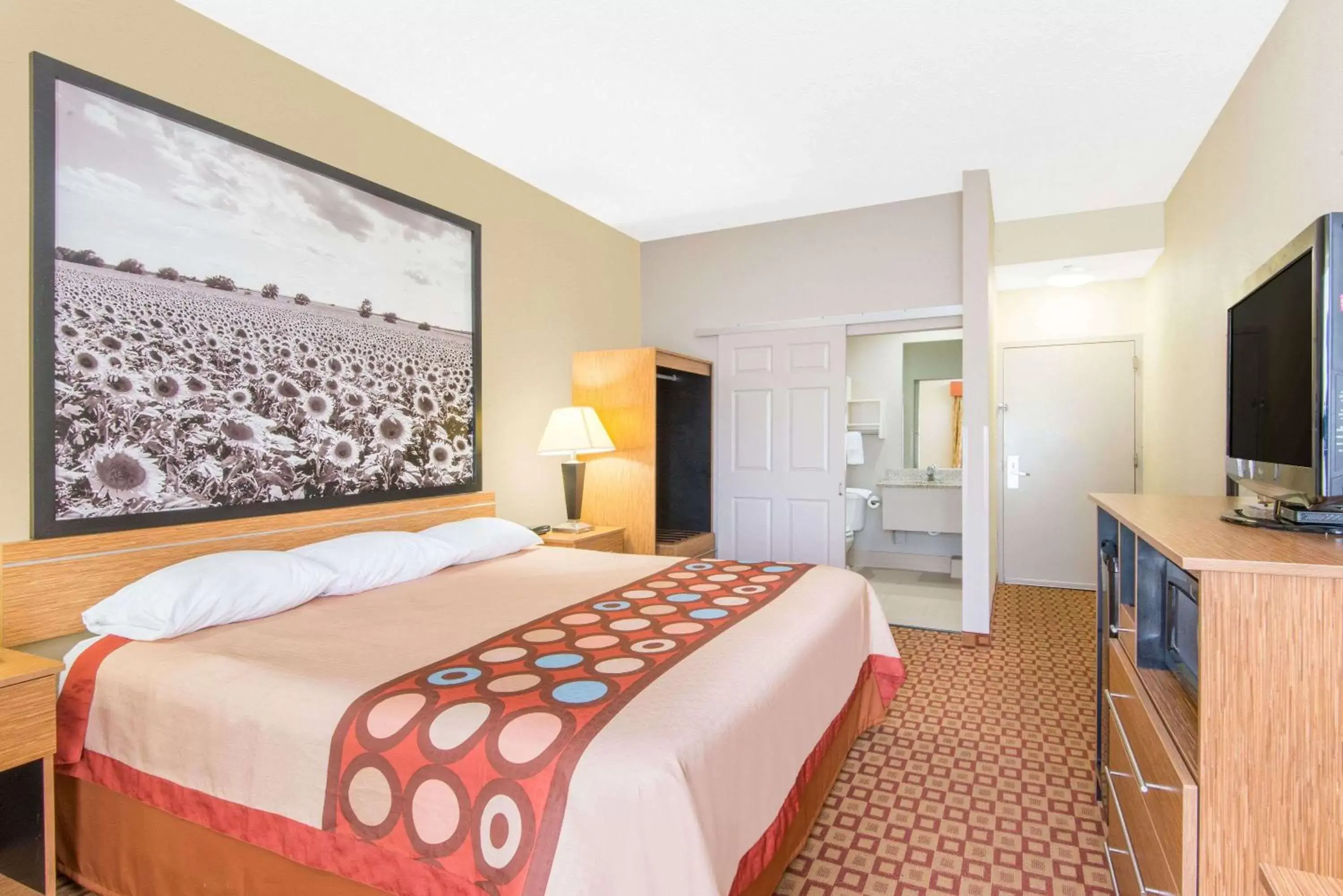 Photo of the whole room, Bed in Super 8 by Wyndham Wichita South