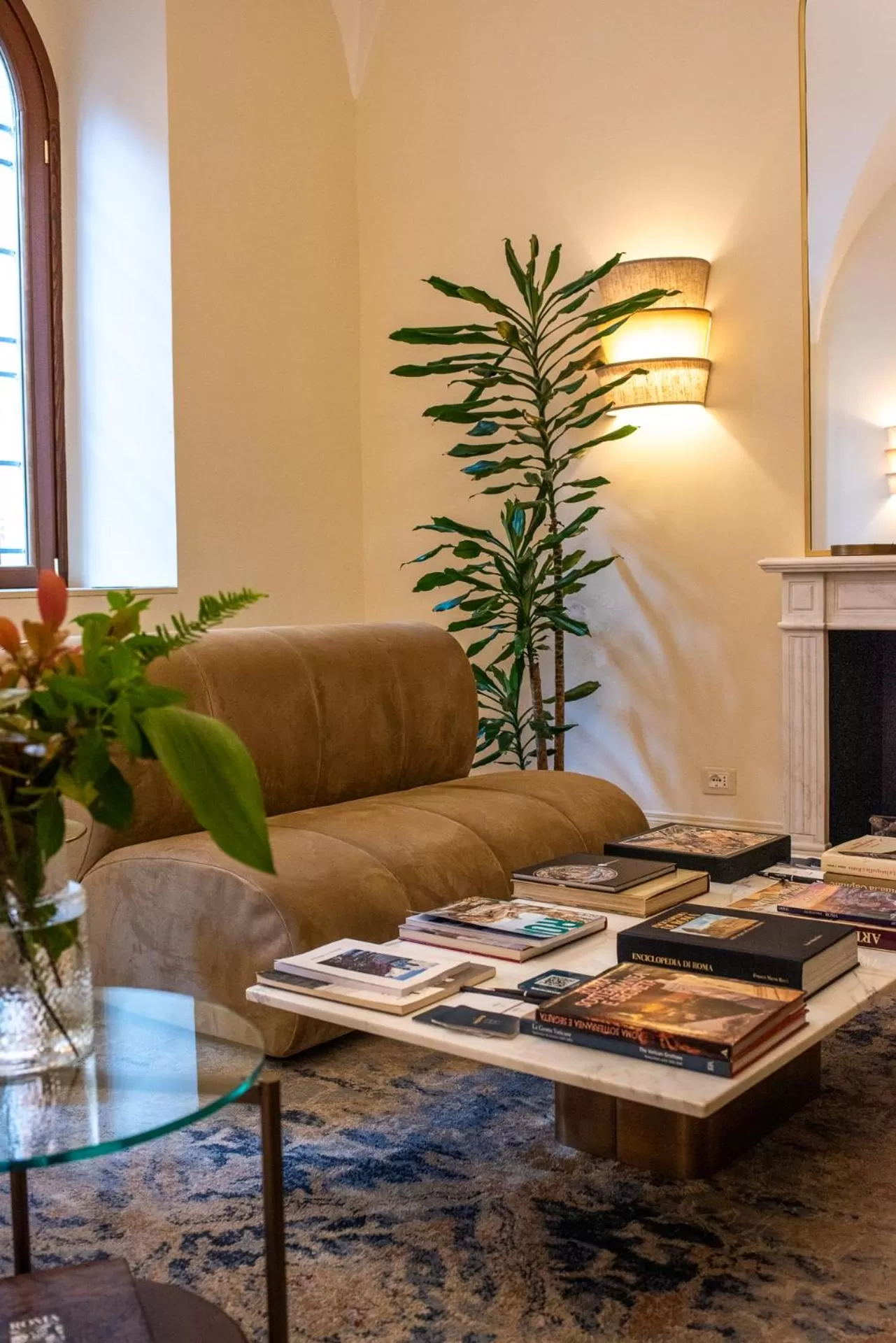 Communal lounge/ TV room in Sentho Roma