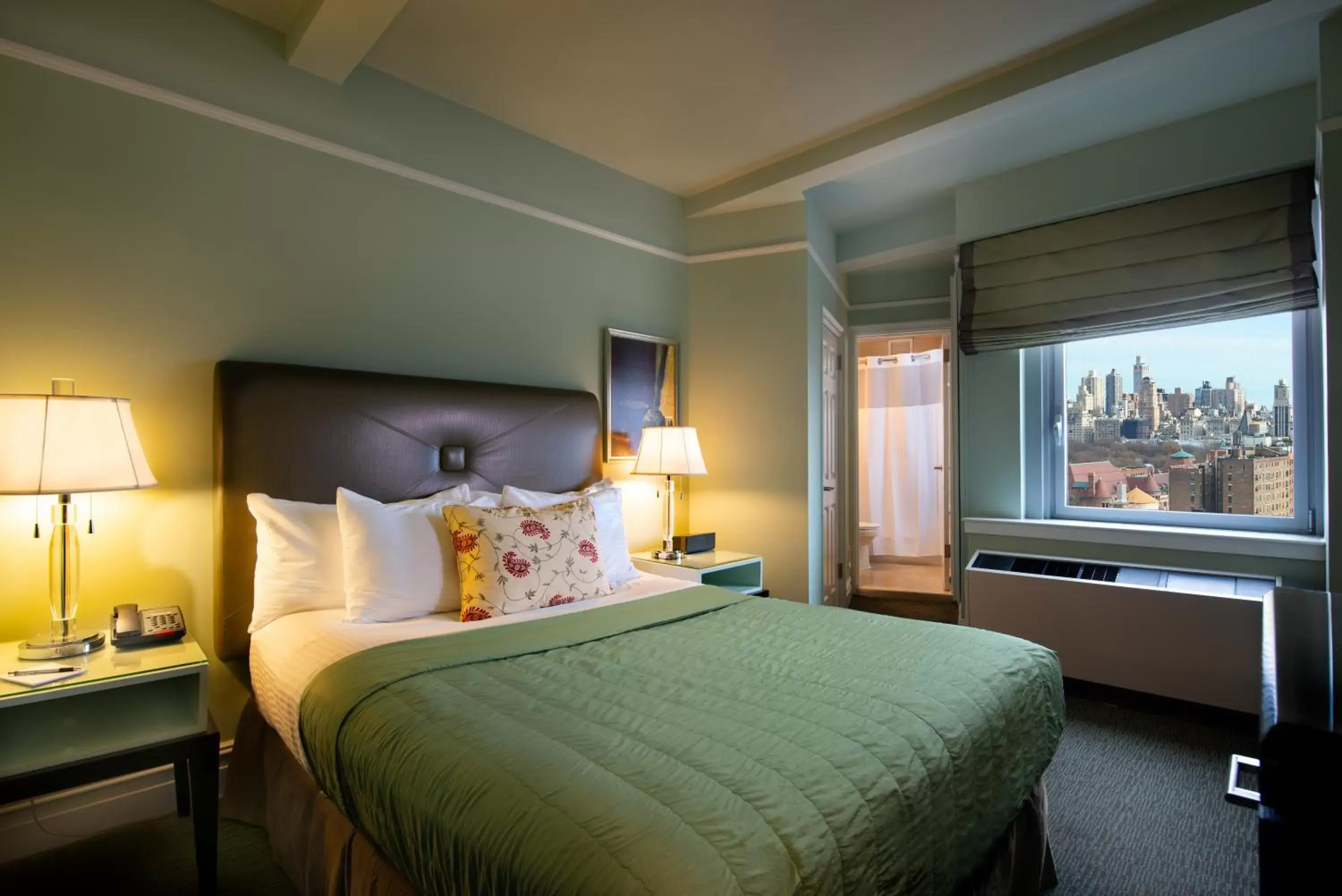 Deluxe One-Bedroom Queen Suite with View in Hotel Beacon