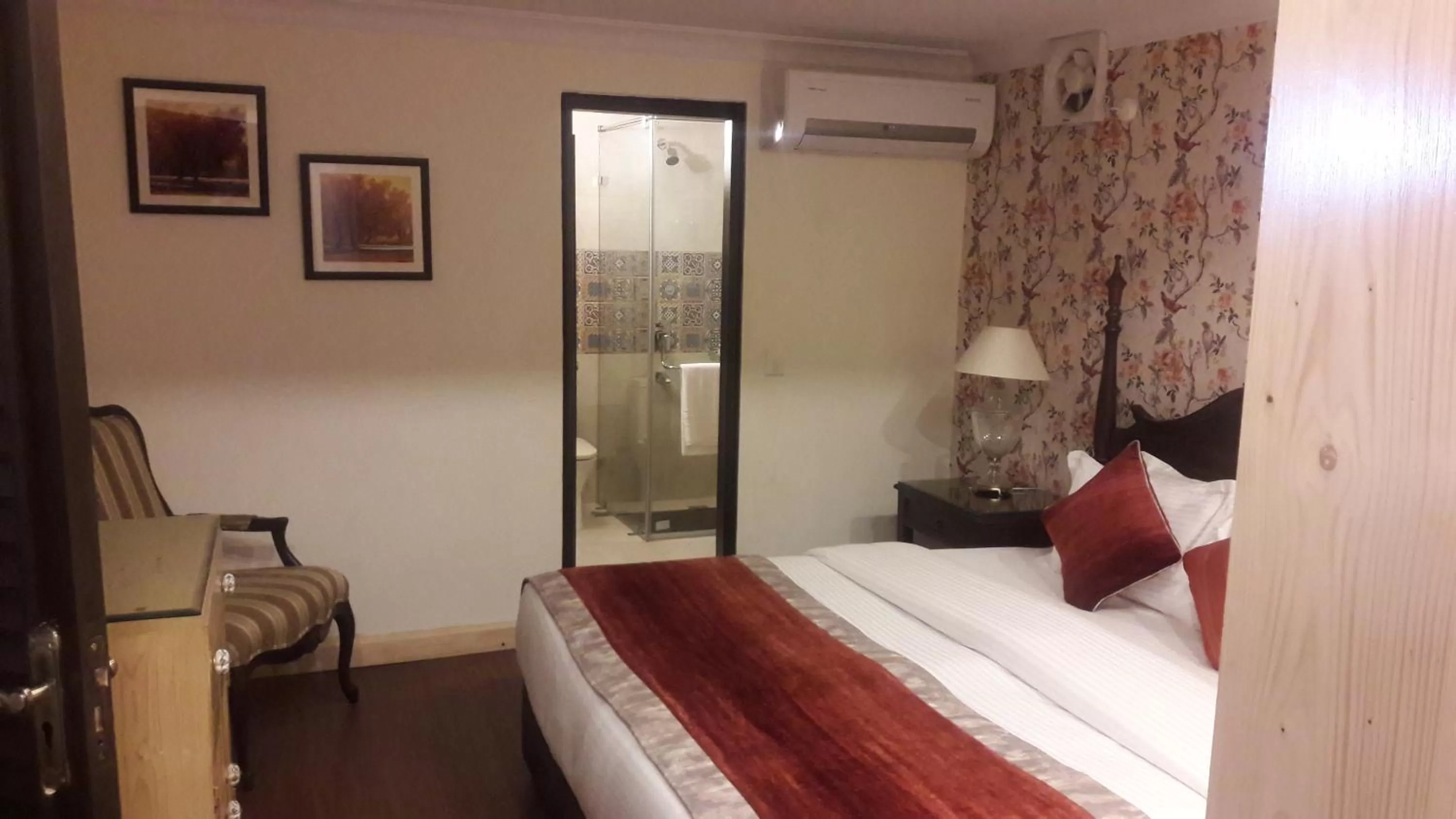 Photo of the whole room, Bed in The Oaktree House