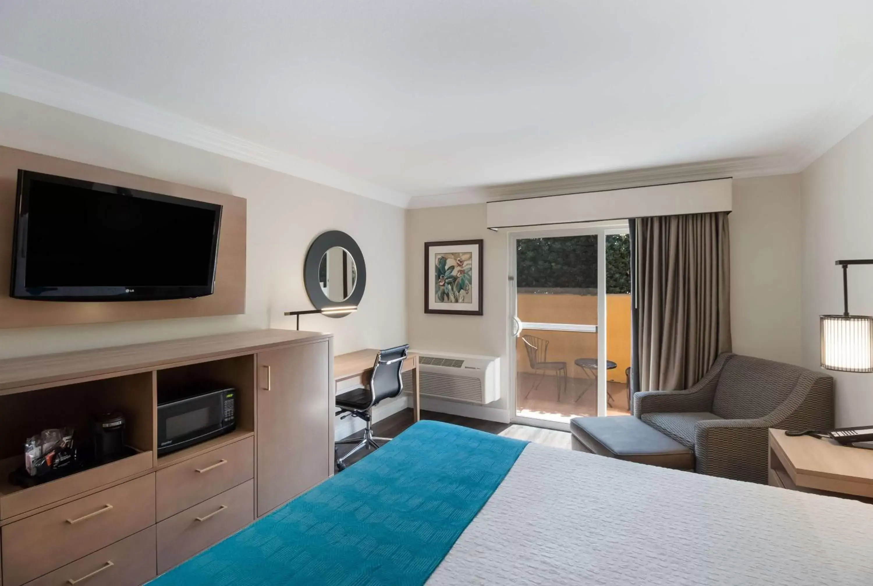 Bedroom, TV/Entertainment Center in Best Western Woodland Hills
