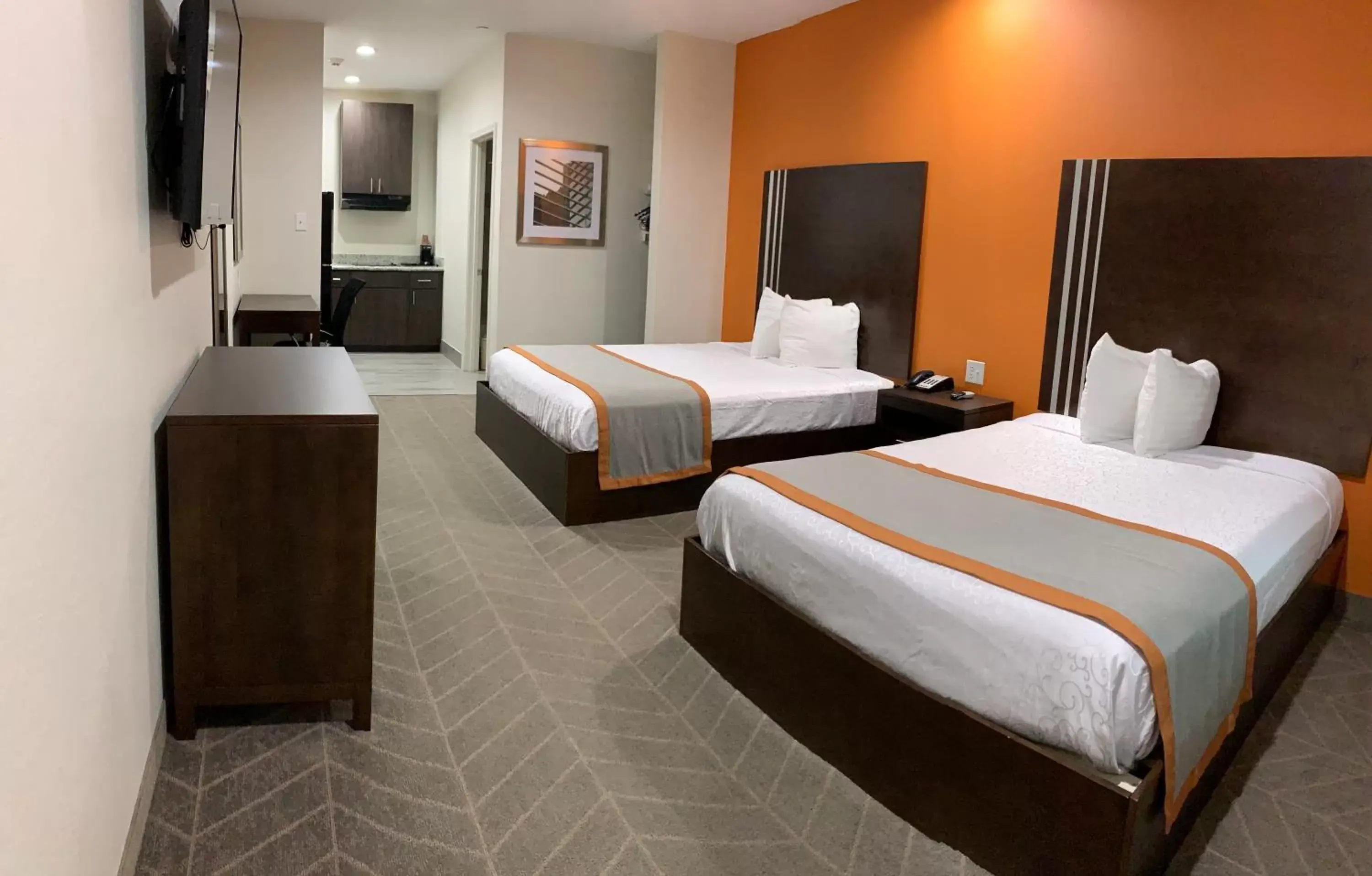 Photo of the whole room, Bed in Scottish Inn & Suites - IAH Airport