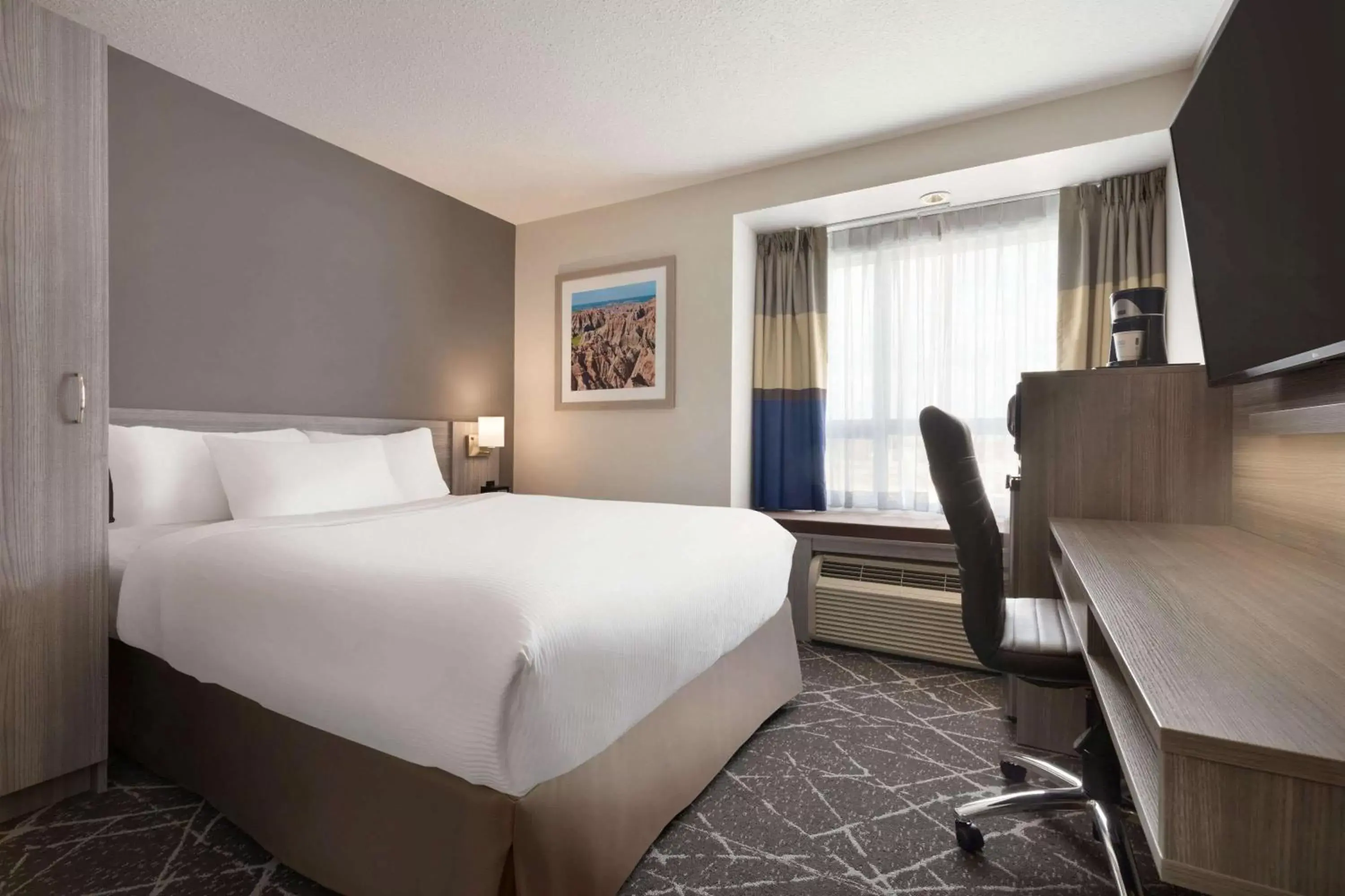 Photo of the whole room, Bed in Microtel Inn & Suites by Wyndham Lloydminster