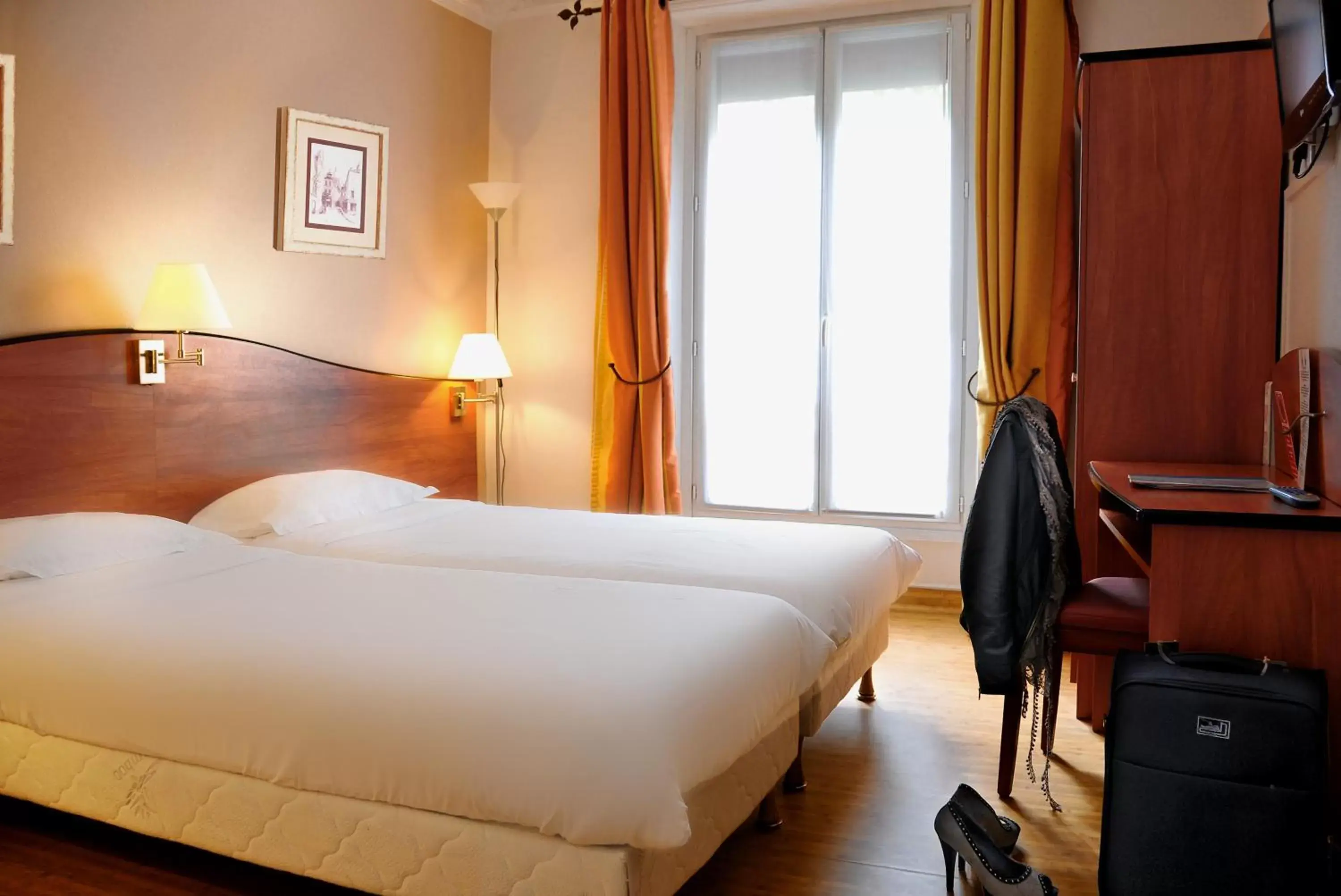 Photo of the whole room, Bed in Hotel Eden Montmartre