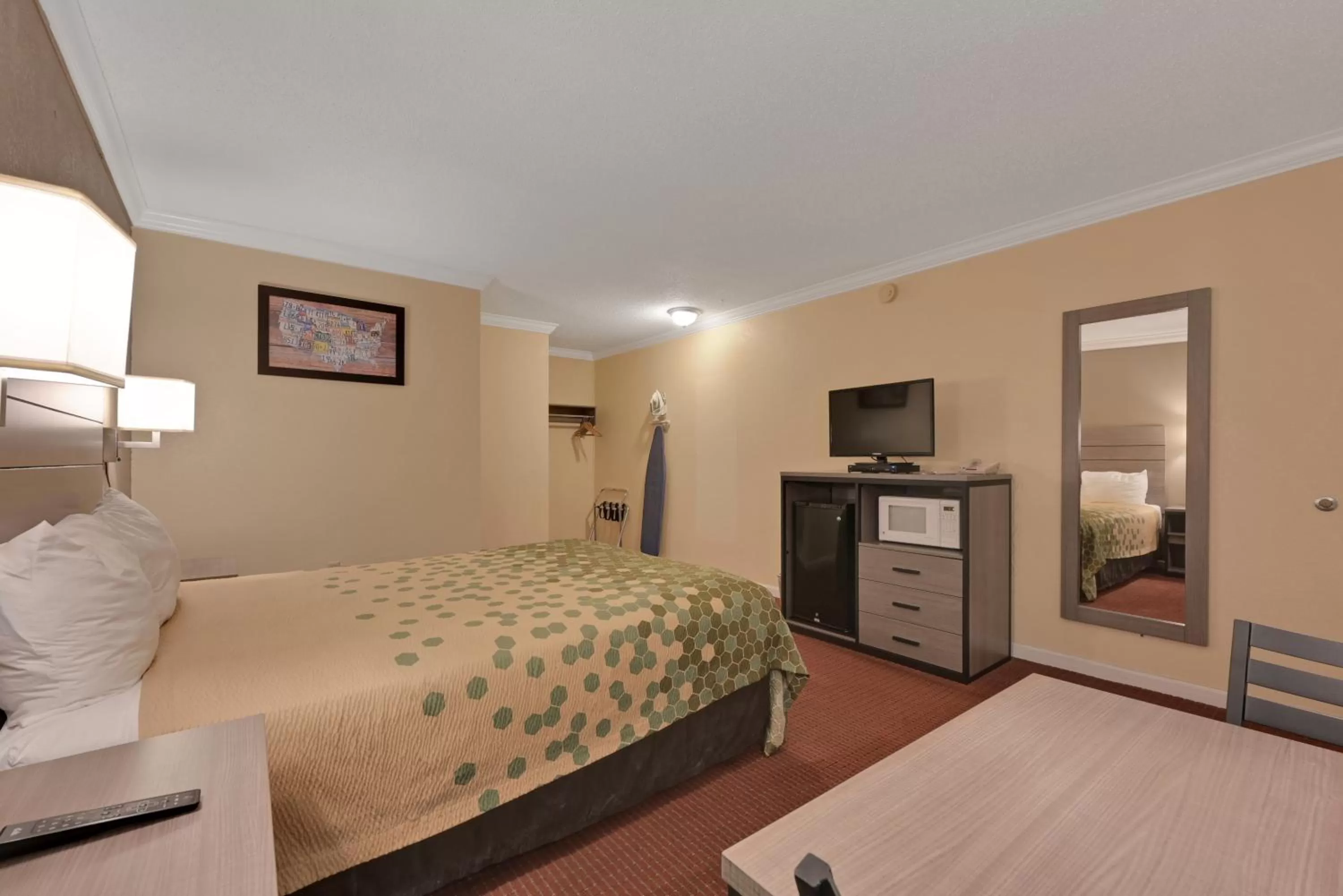 Bed in Econo Lodge Woodland near I-5